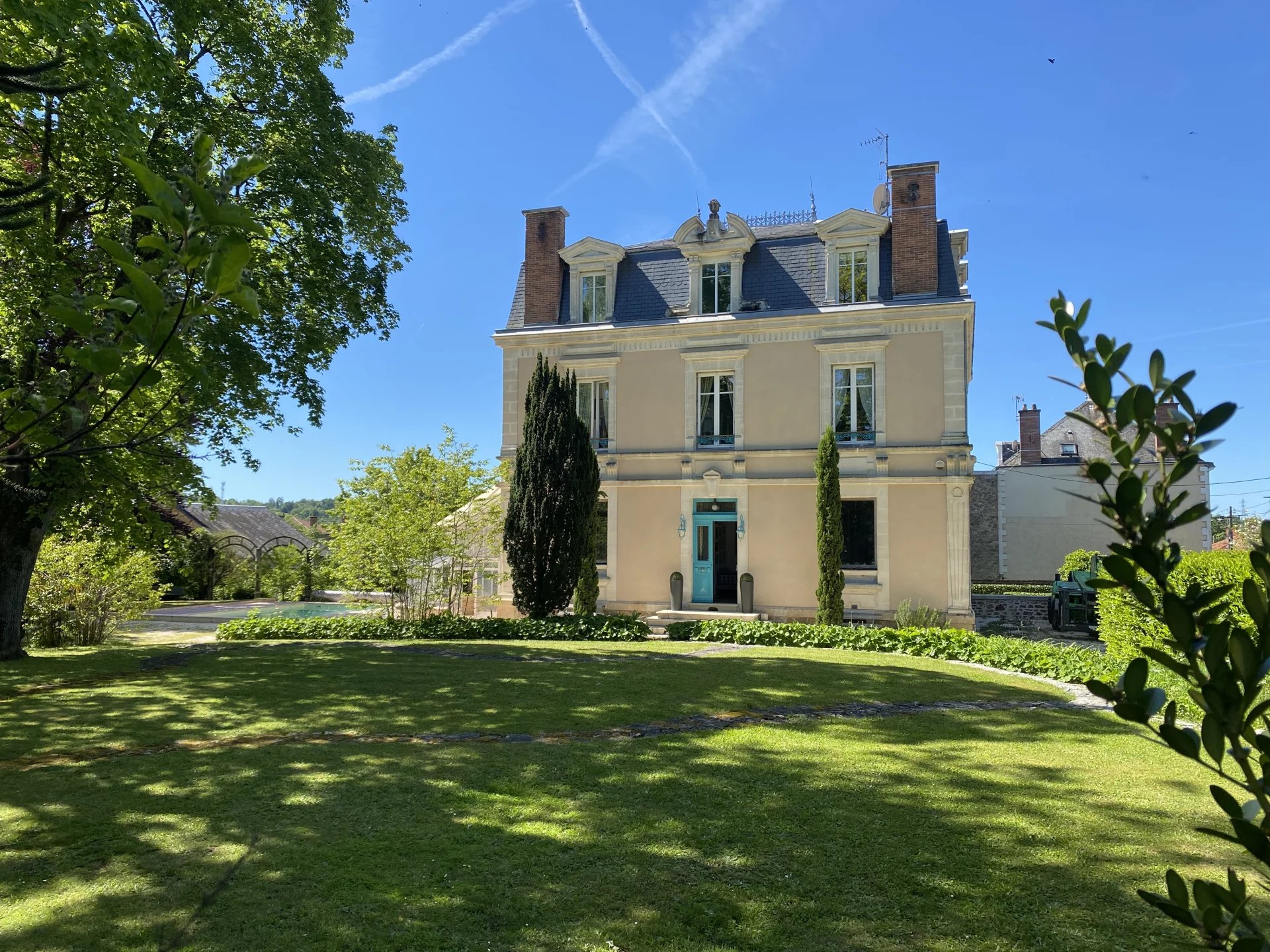 Stunning bourgeoise house in bustling town, Limousin – France – BVI75366