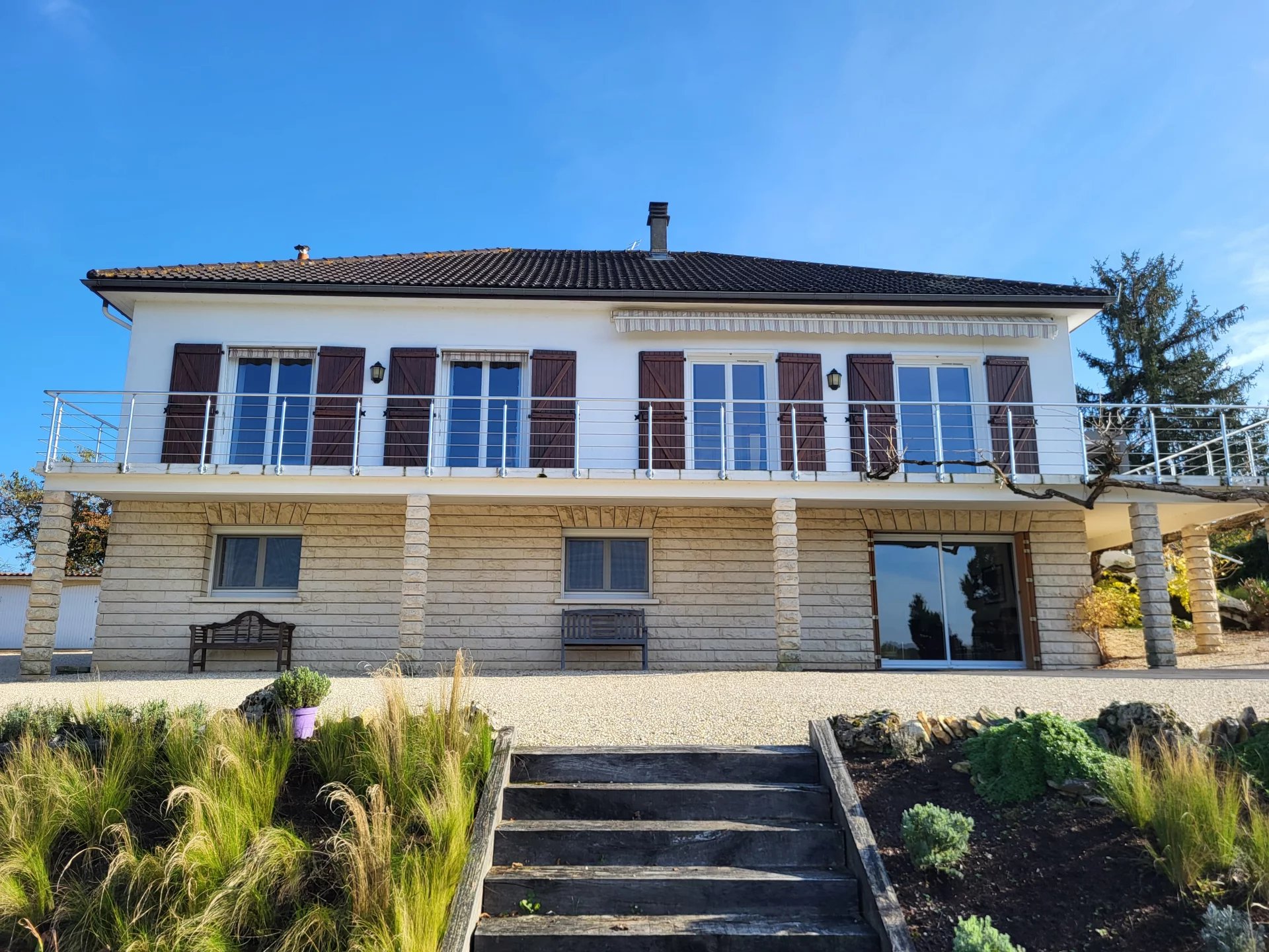 Four bedroom luxury property with large garden and pool, walking distance to town, Poitou-Charentes – France – BVI76809