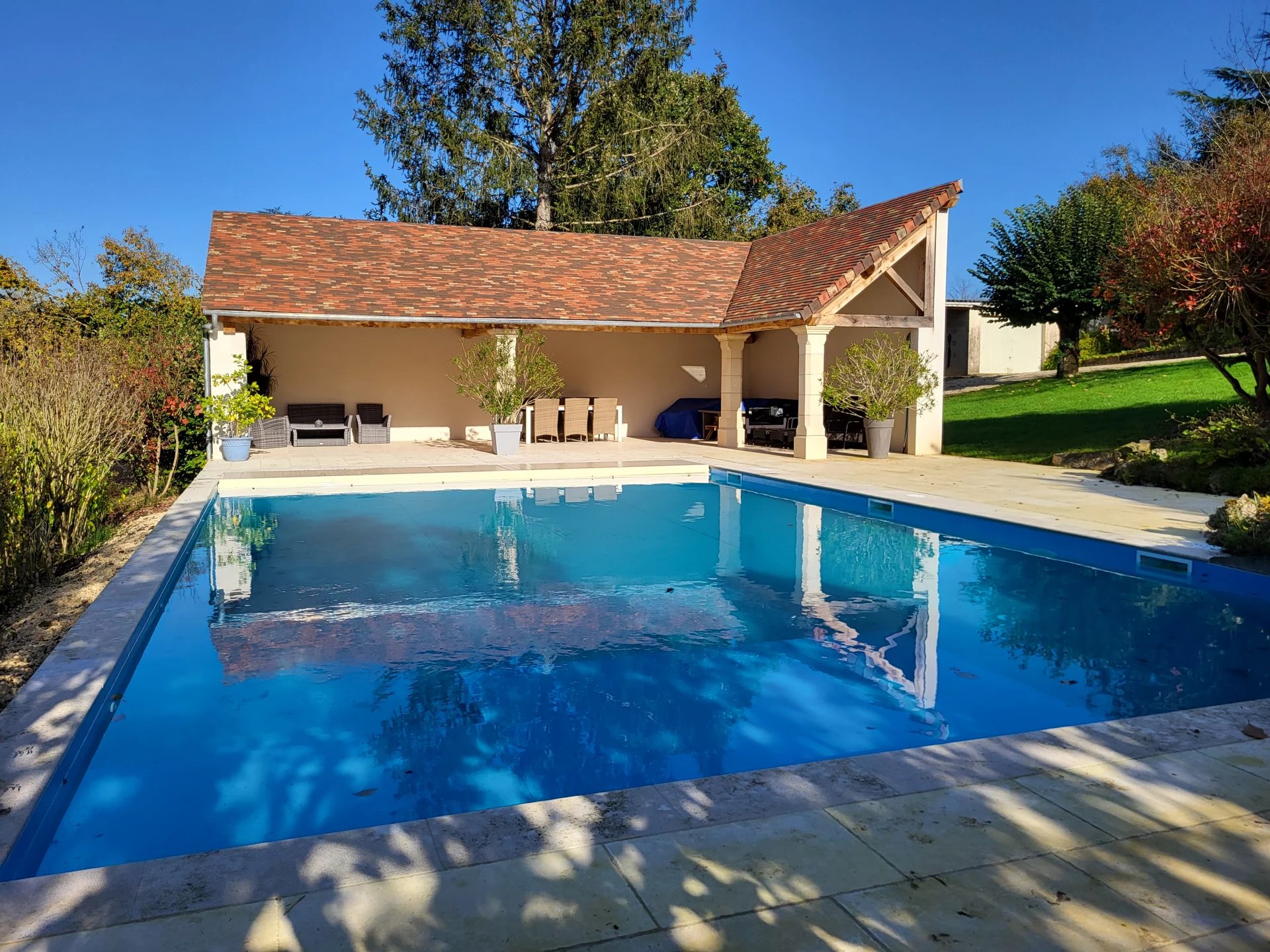 Four bedroom luxury property with large garden and pool, walking distance to town, Poitou-Charentes – France – BVI76809