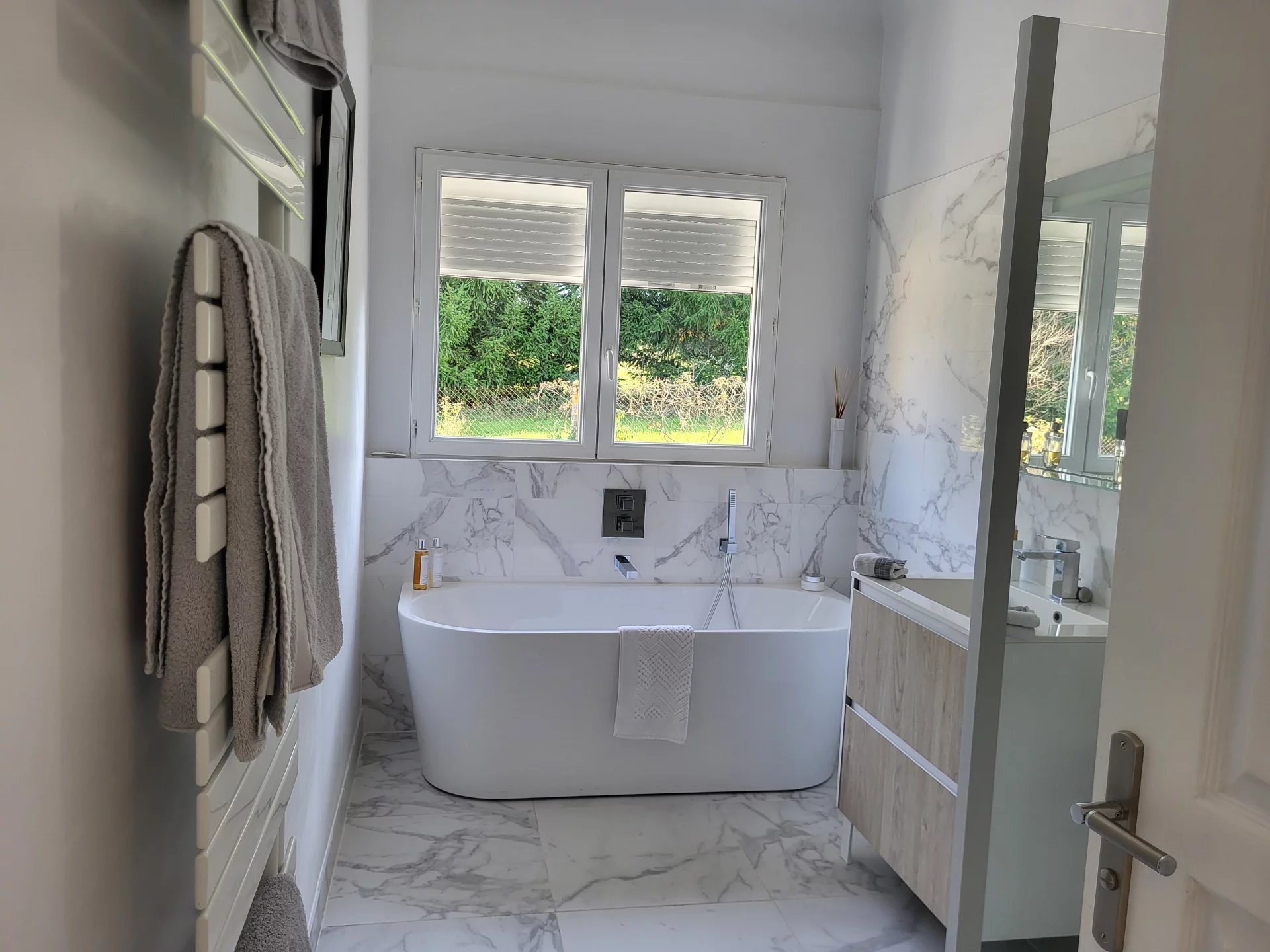 Four bedroom luxury property with large garden and pool, walking distance to town, Poitou-Charentes – France – BVI76809