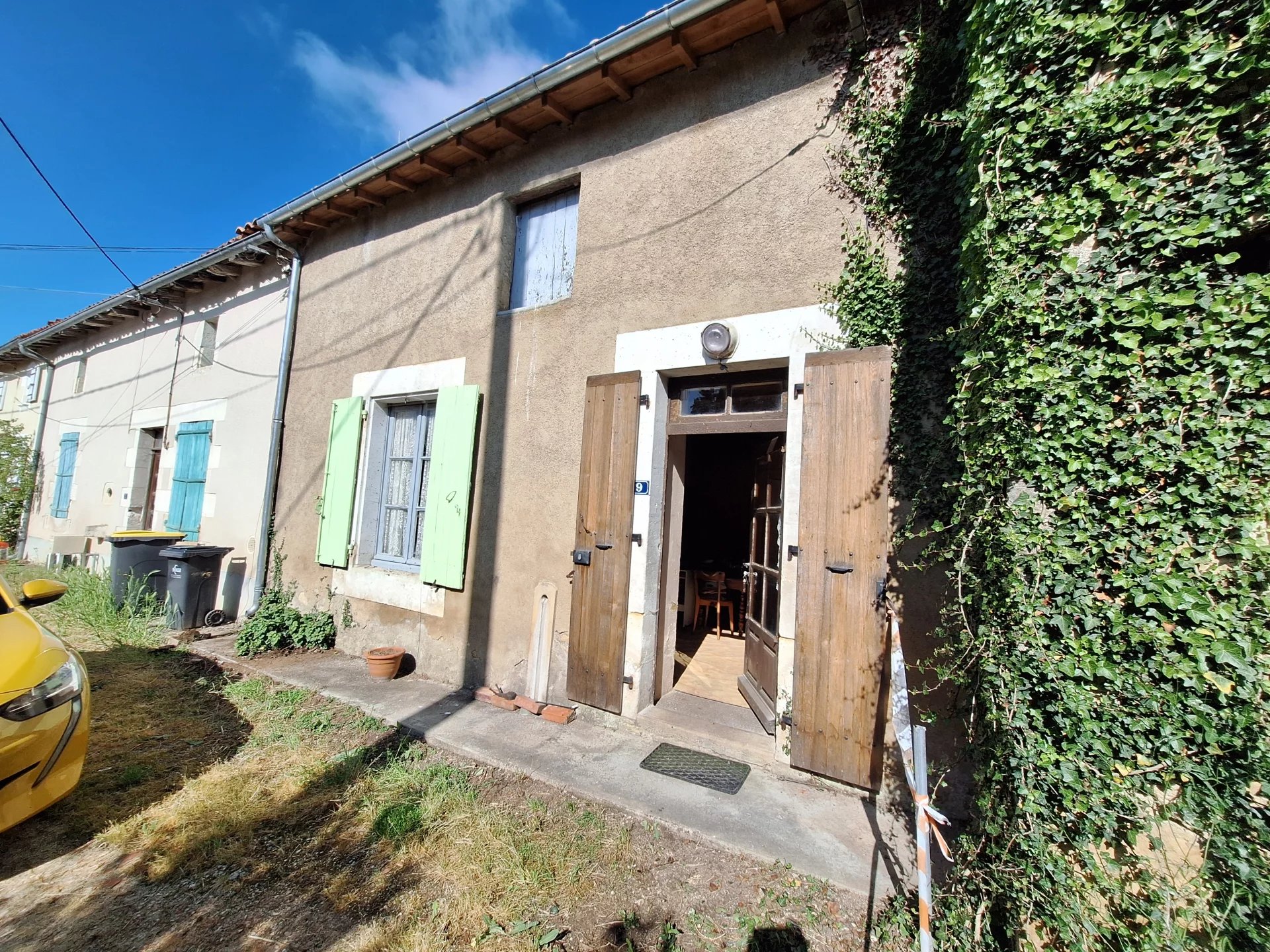 Stone house to renovate with attached garden, Poitou-Charentes – France – BVI81168