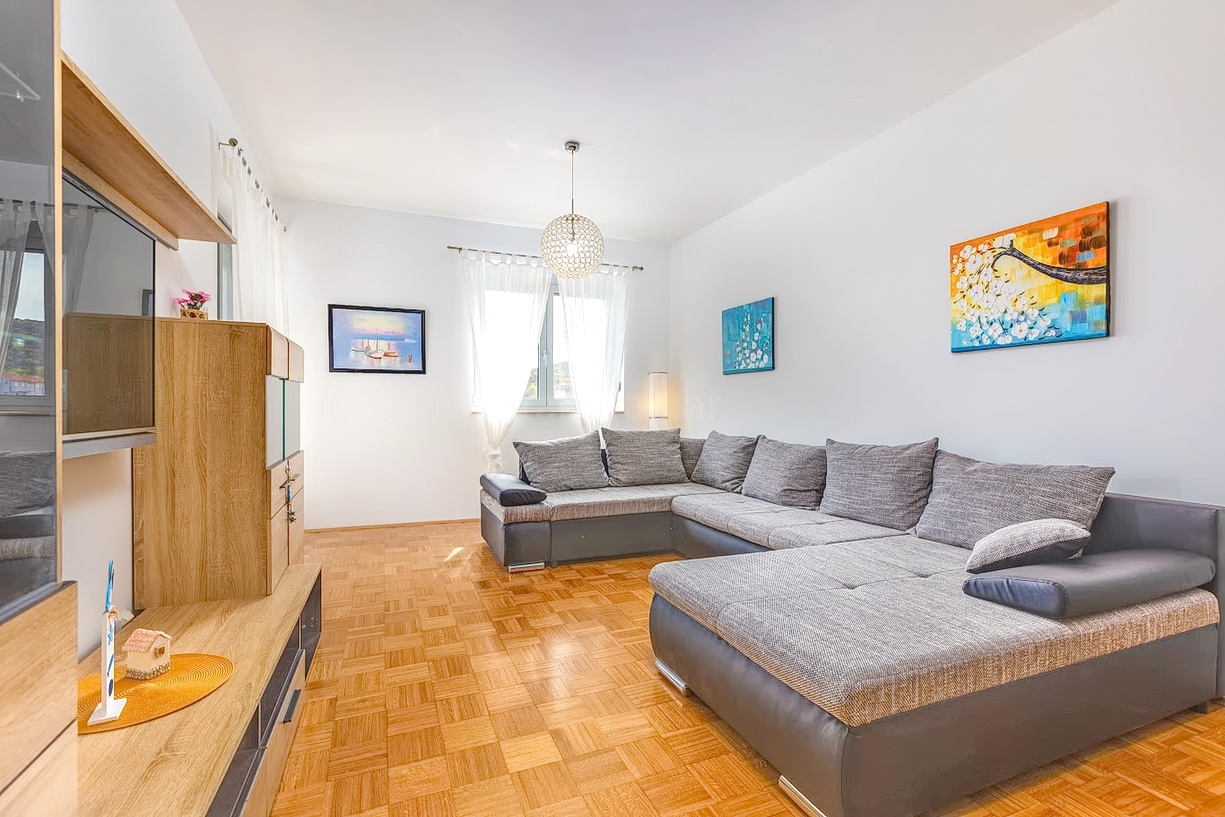 3 bedroom apartment in Vrbnik, Croatia – 103395