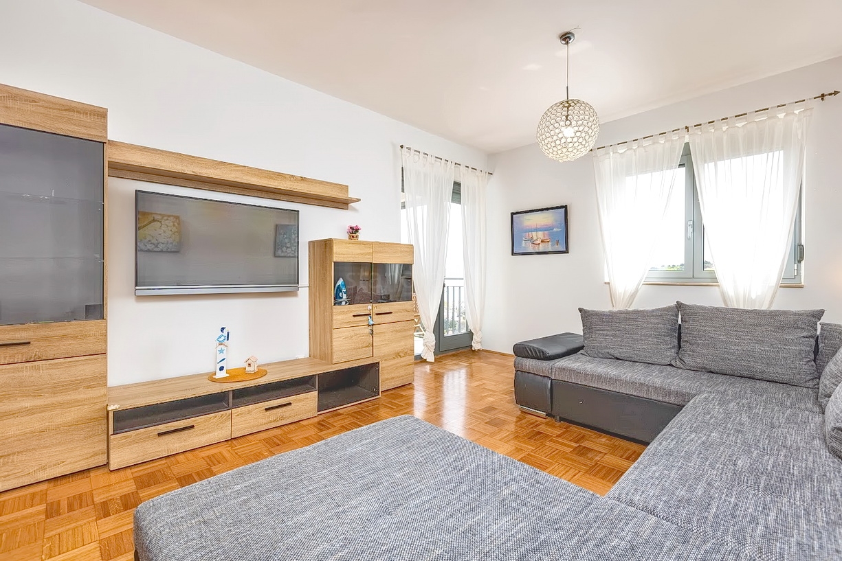 3 bedroom apartment in Vrbnik, Croatia – 103395