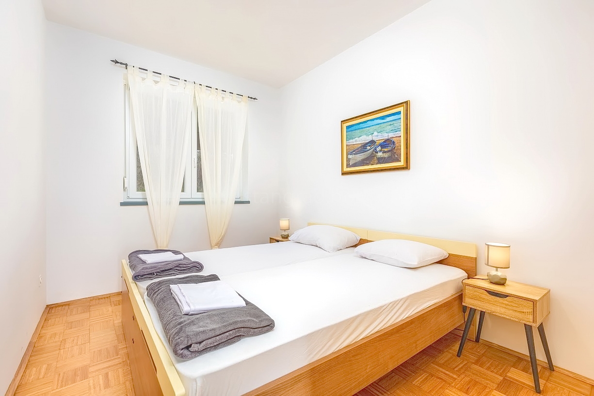 3 bedroom apartment in Vrbnik, Croatia – 103395