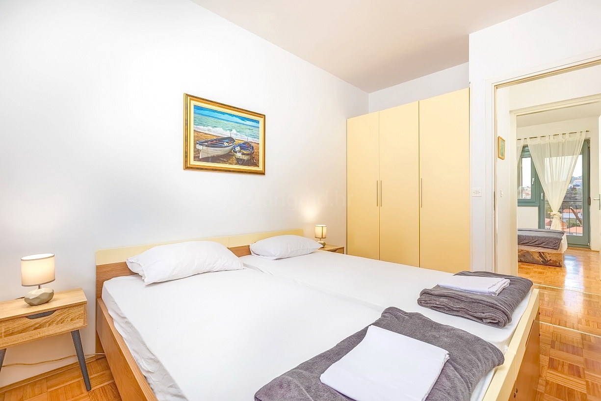 3 bedroom apartment in Vrbnik, Croatia – 103395