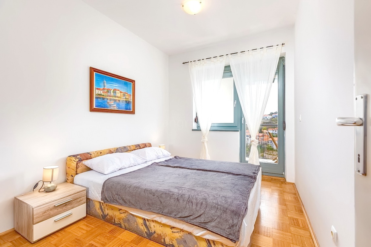 3 bedroom apartment in Vrbnik, Croatia – 103395