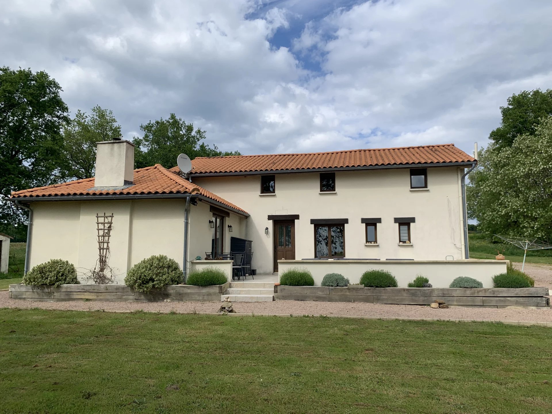 Charming 3-Bedroom Home with Character, Breathtaking Views & Modern Comforts, Aquitaine – France – BVI80893