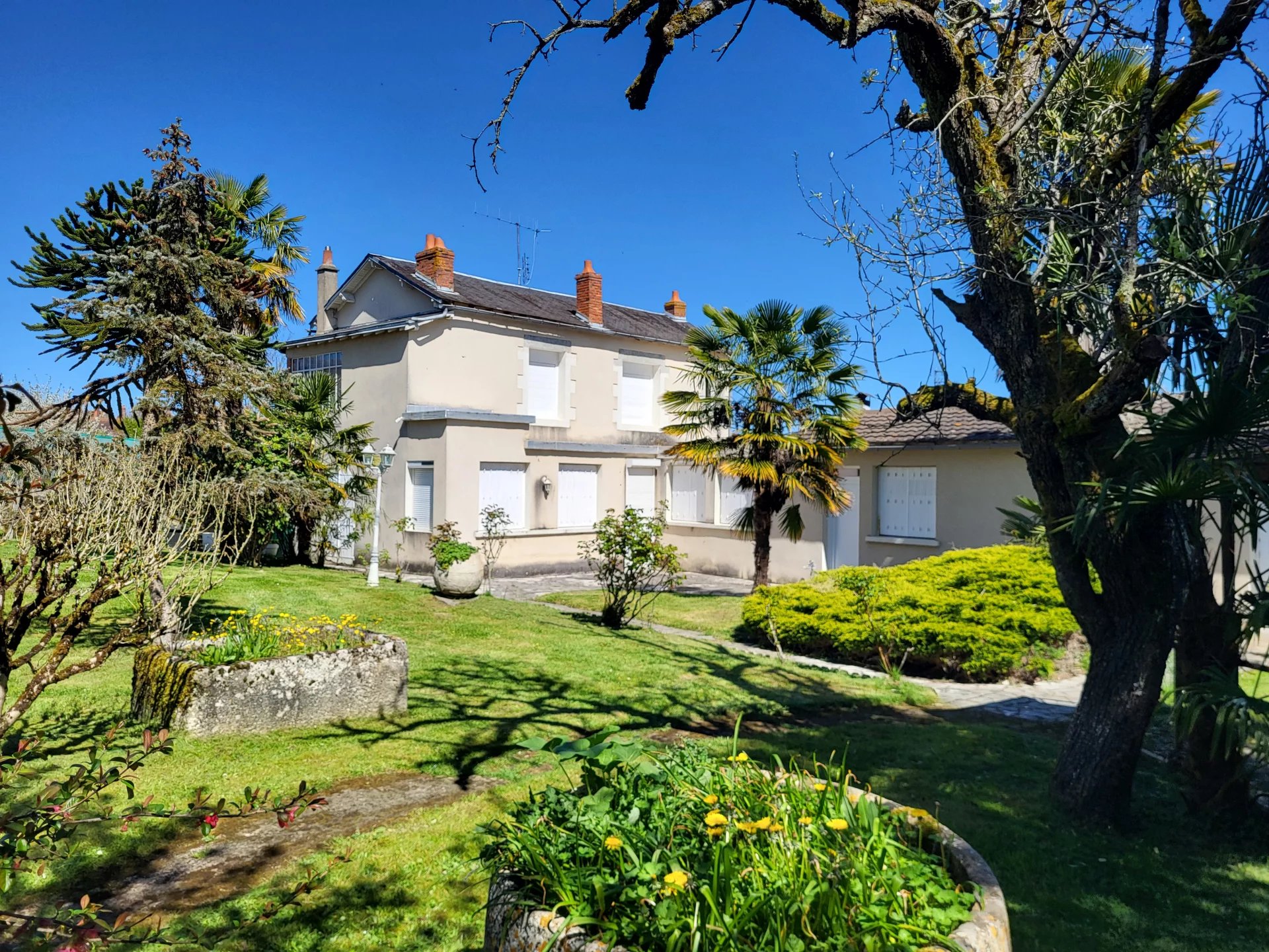 Family home with large garden and barn/workshop in the heart of Montmorillon’s Cité de l’Ecrit, Poitou-Charentes – France – BVI79969