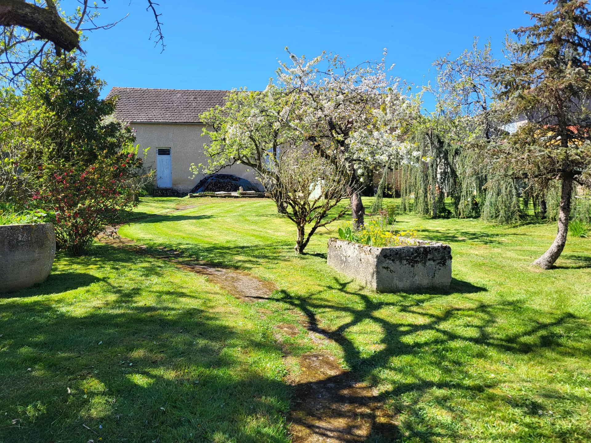 Family home with large garden and barn/workshop in the heart of Montmorillon’s Cité de l’Ecrit, Poitou-Charentes – France – BVI79969