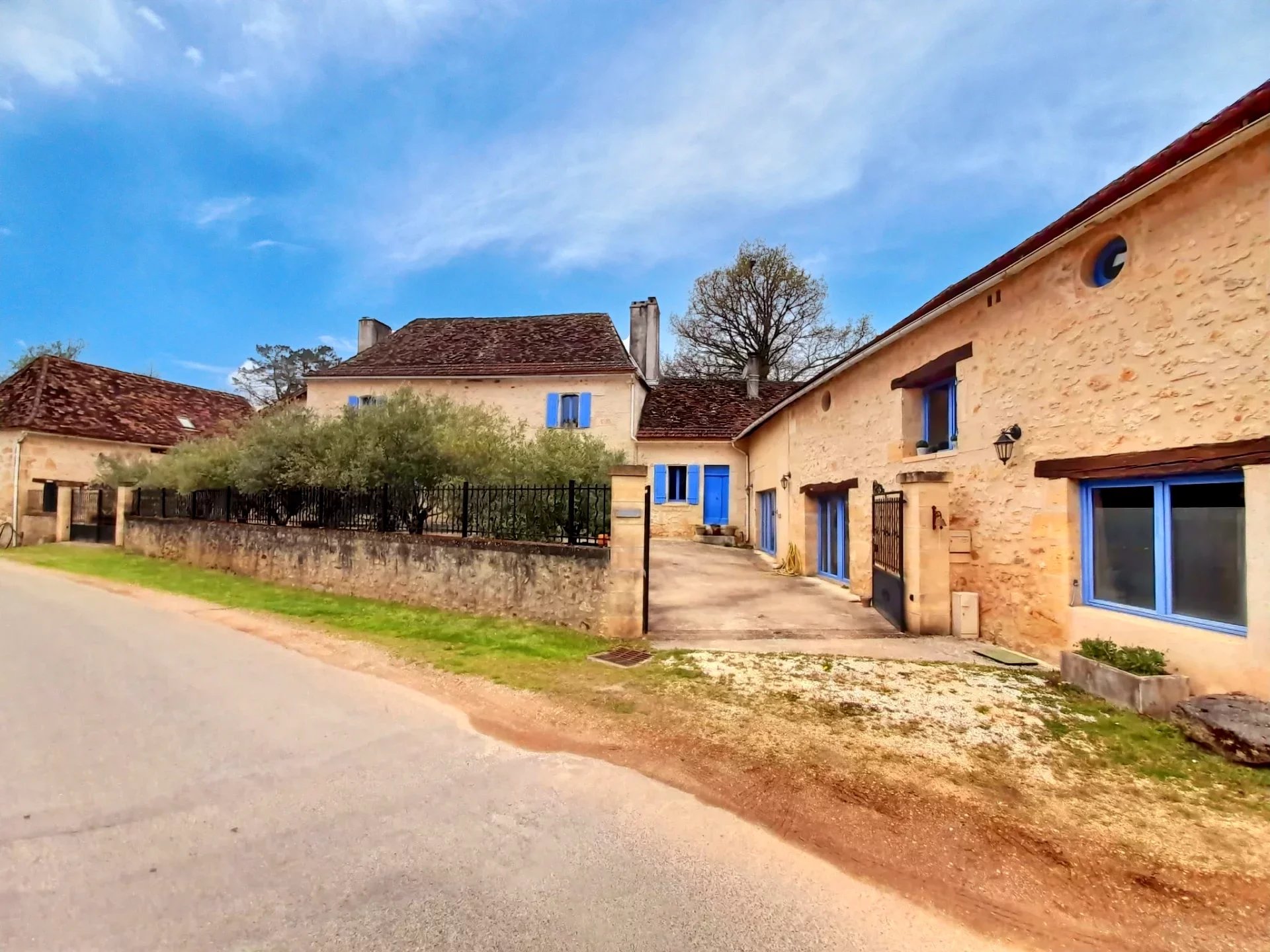 Renovated stone farmhouse ensemble in peaceful location, Aquitaine – France – BVI80283