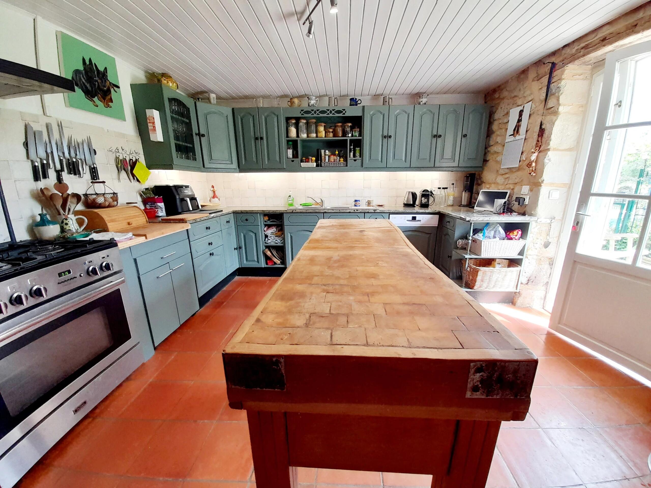 Character Country House and Swimming Pool, Aquitaine – France – BVI80393