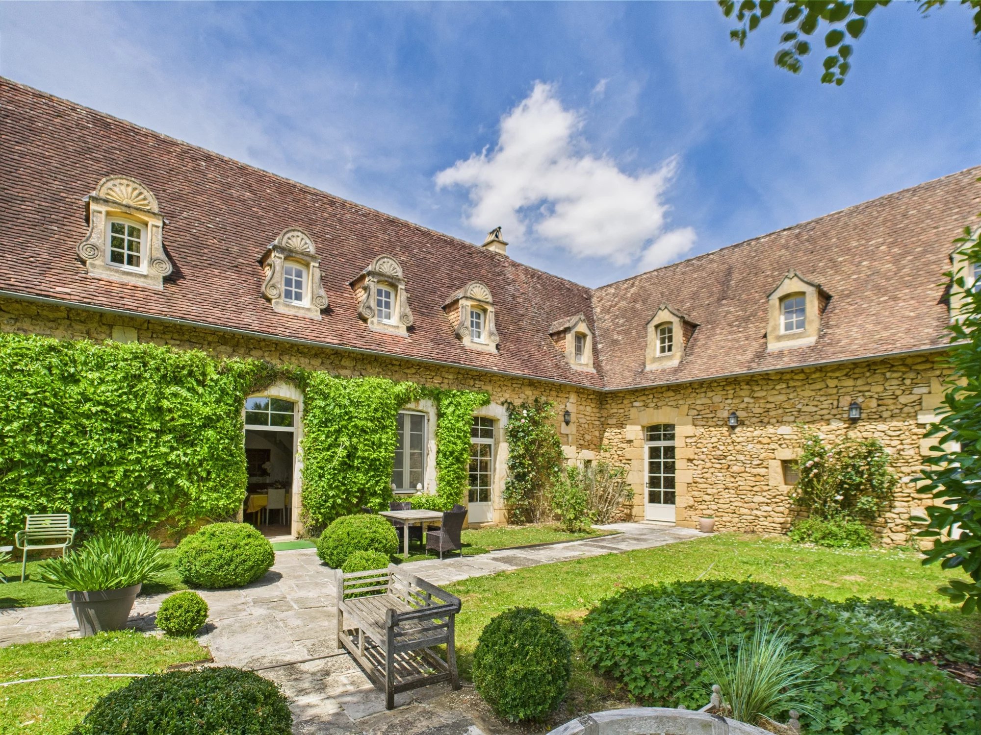 Elegant Manor House Estate – 20-Minute Walk to Central Sarlat, Aquitaine – France – BVI79550