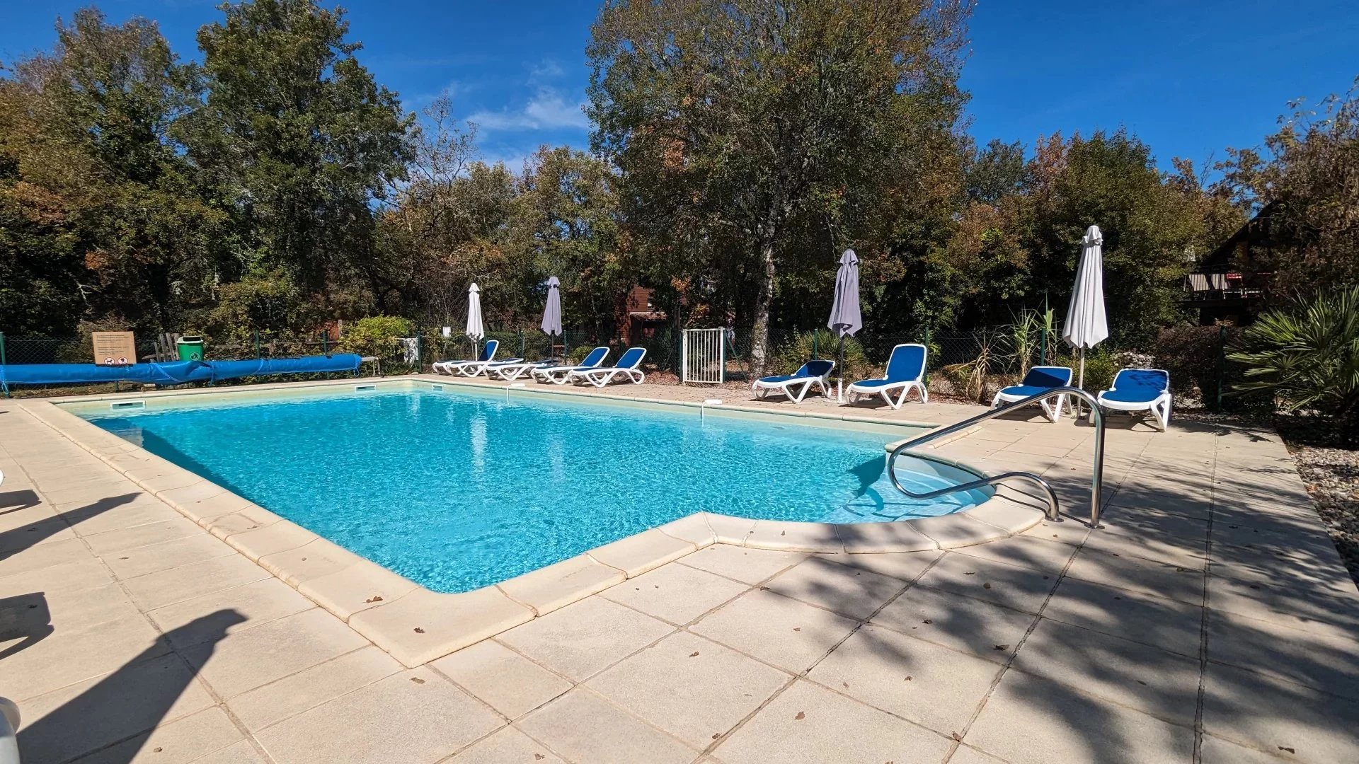 3 bed 3 bathroomed wooden chalet situated on golf course close to Sarlat, Midi-Pyrénées – France – BVI73435