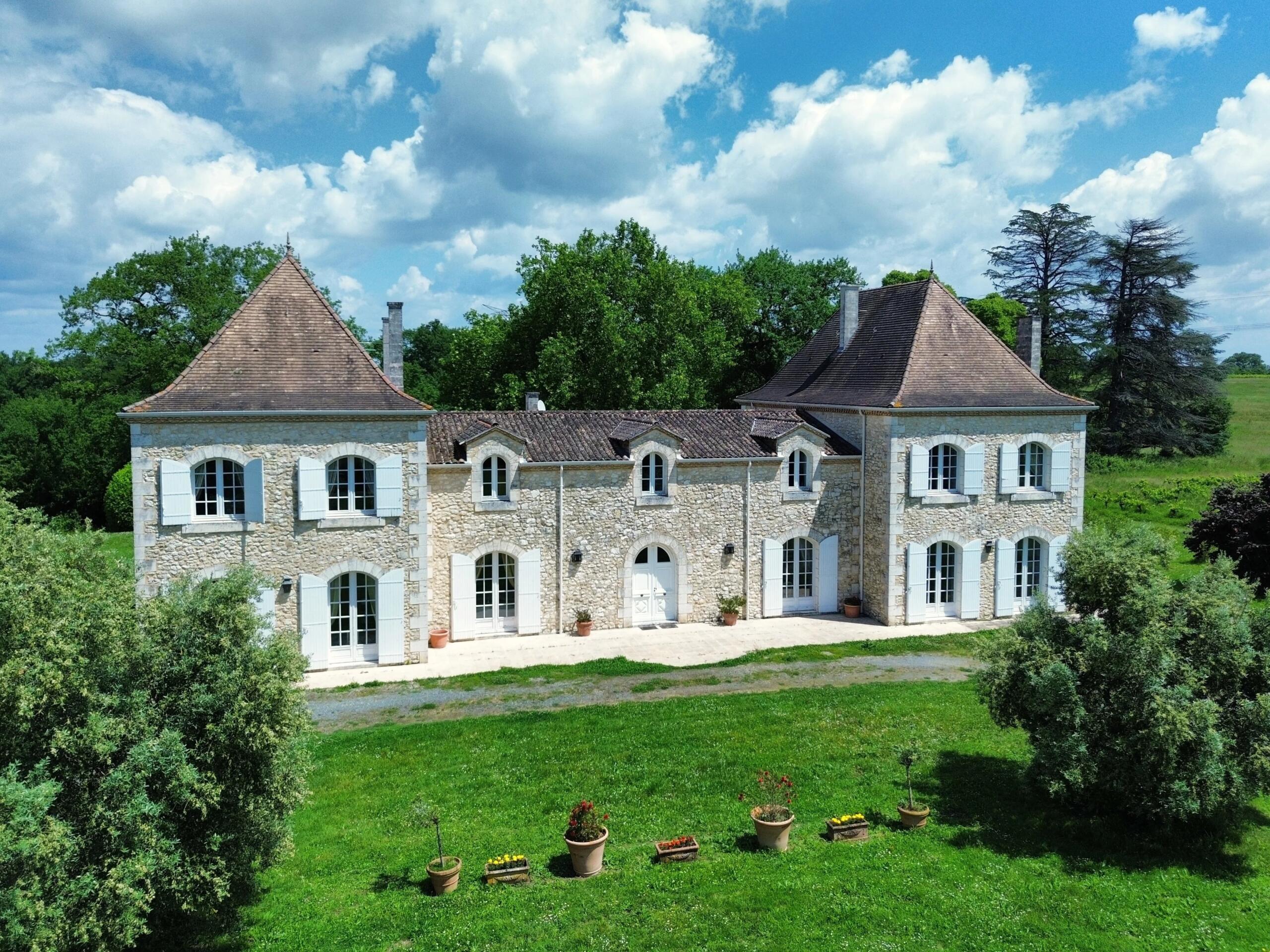 Elegant Late-20th Century Château with Guest House and over 27 hectares of Land, Aquitaine – France – BVI78784