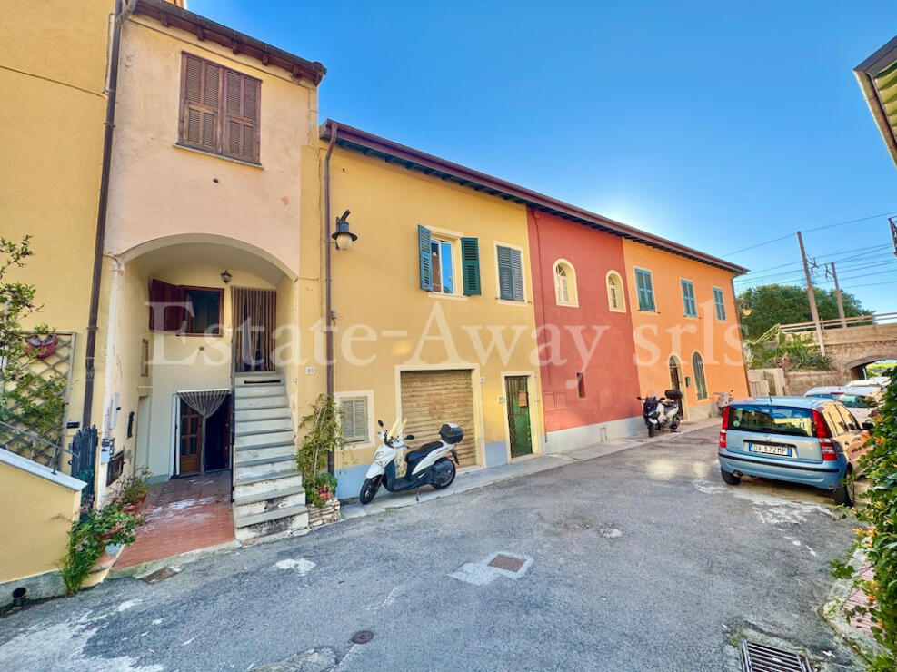 E1308 Seaside Apartment with Terrace and Sea View