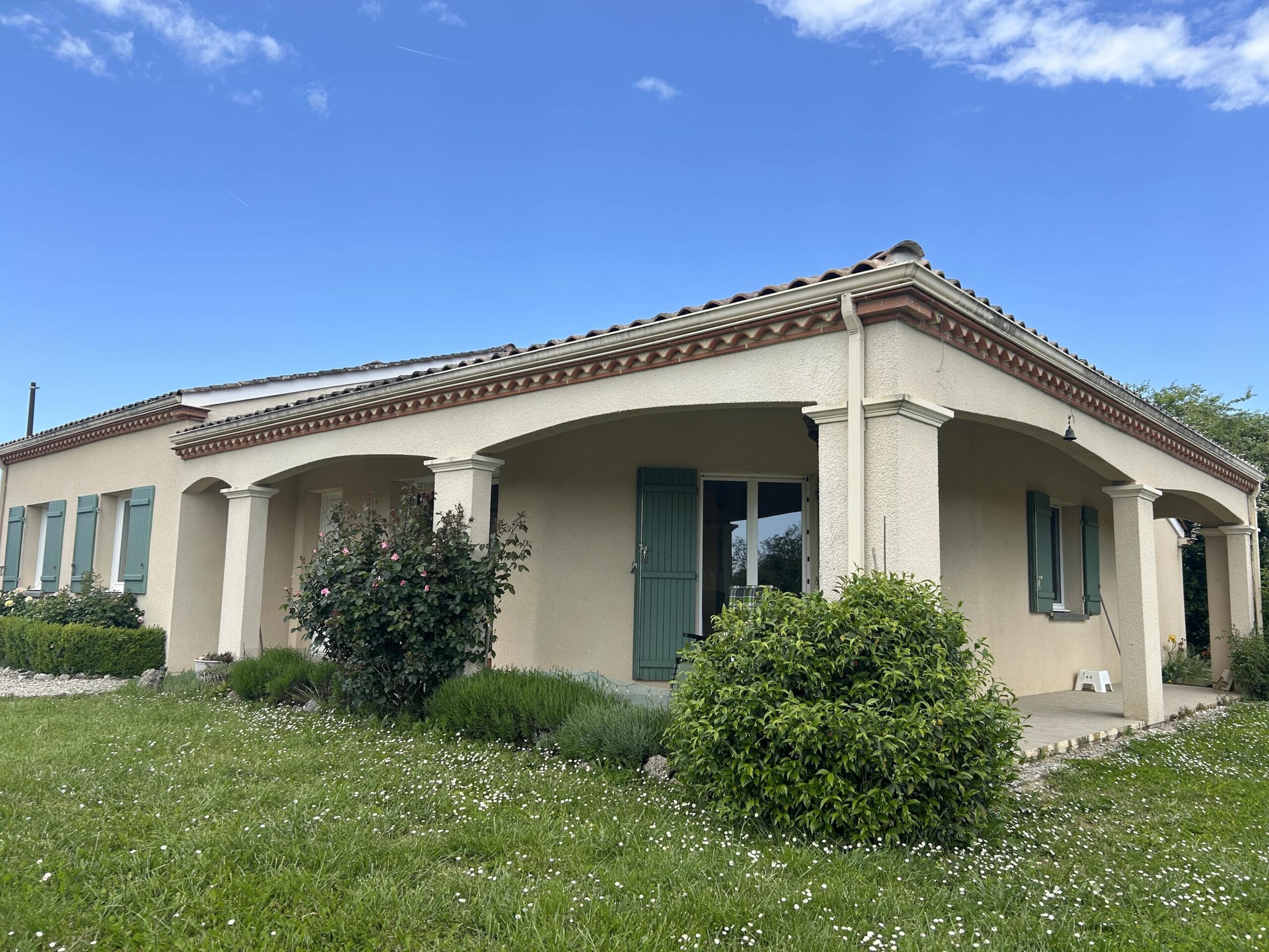 Charming Bungalow Near Duras with Stunning Countryside Views, Aquitaine – France – BVI80722