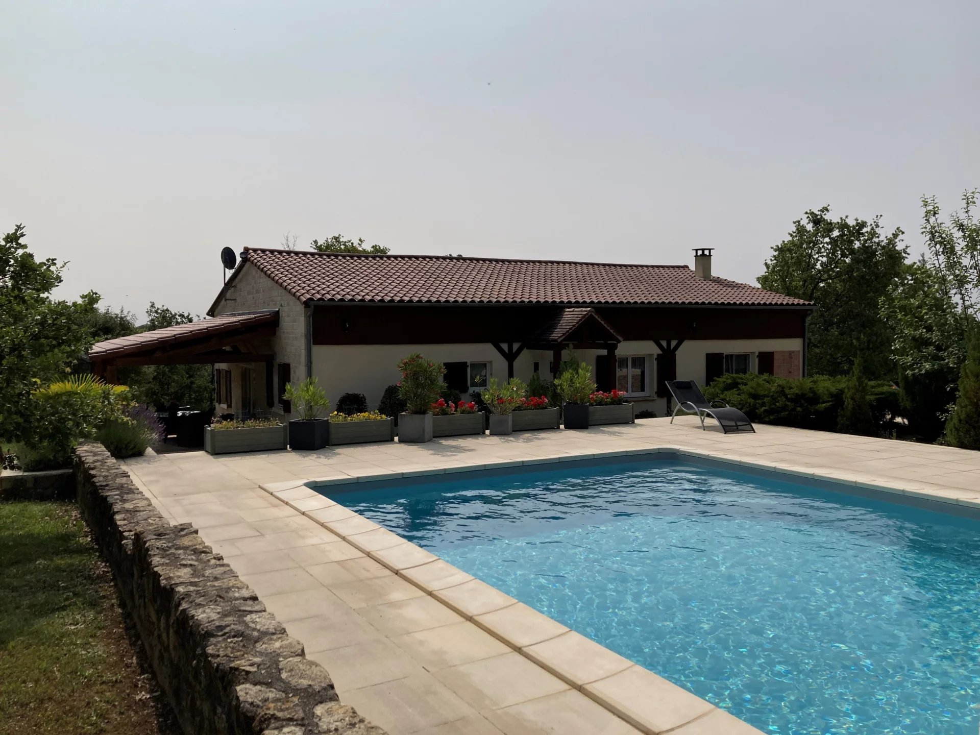 Attractive, contemporary property with guesthouse and pool in 9 ha of land, Midi-Pyrénées – France – BVI69084
