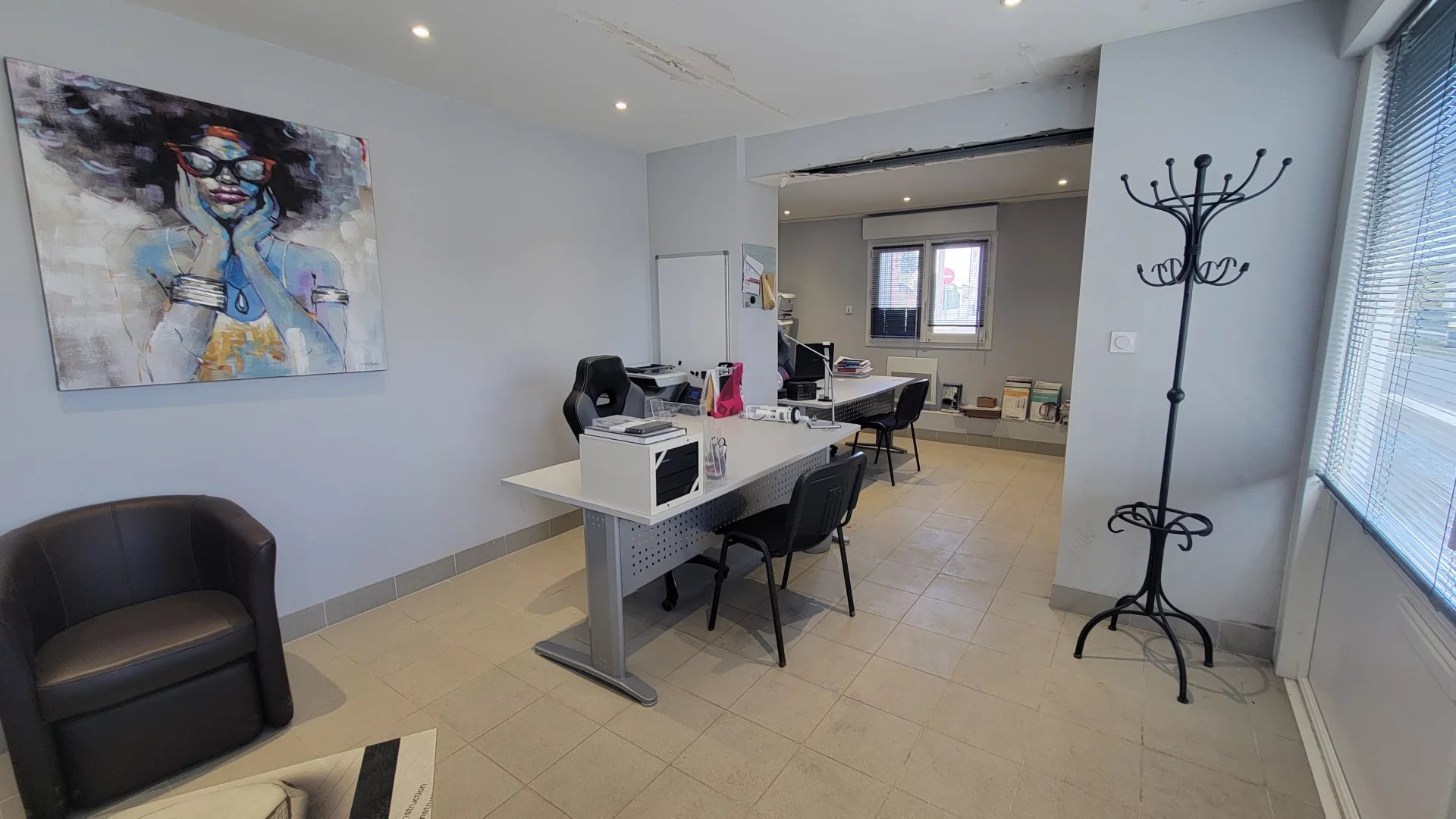 Commercial unit with offices in an ideal location, Poitou-Charentes – France – BVI81233