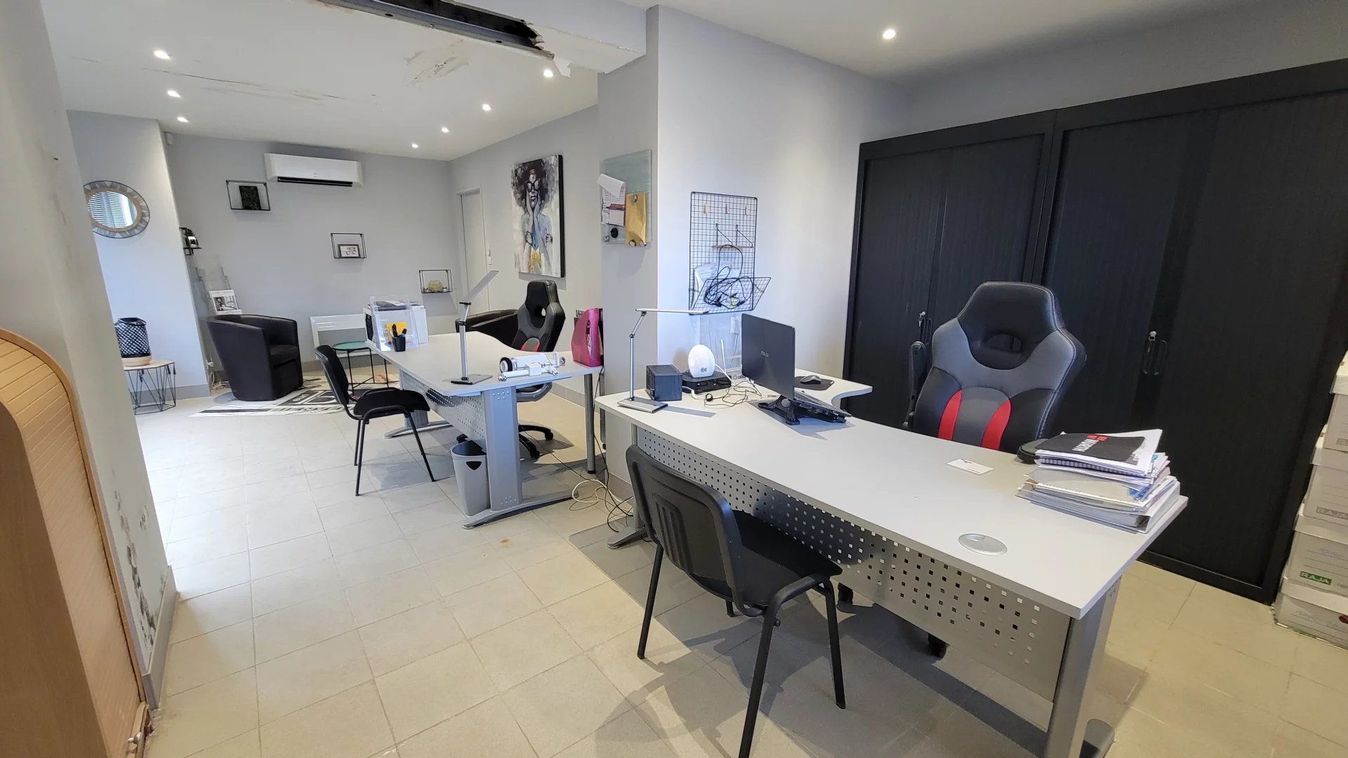 Commercial unit with offices in an ideal location, Poitou-Charentes – France – BVI81233