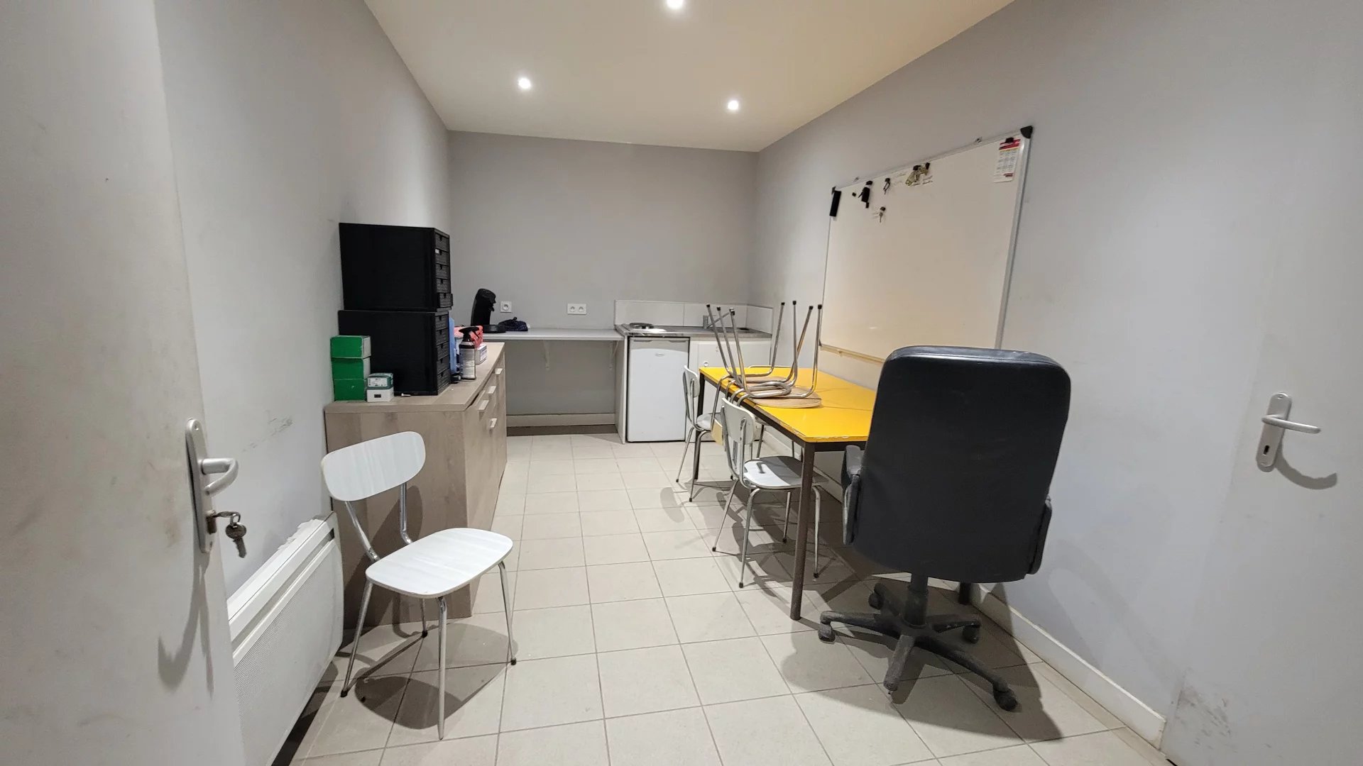 Commercial unit with offices in an ideal location, Poitou-Charentes – France – BVI81233