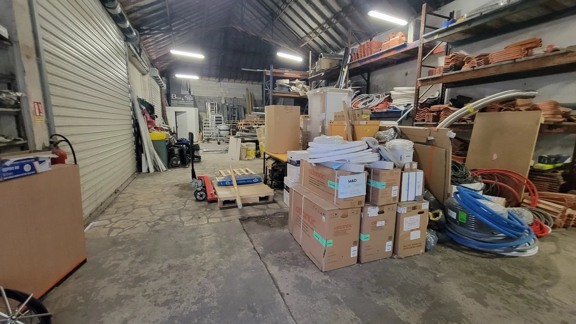 Commercial unit with offices in an ideal location, Poitou-Charentes – France – BVI81233