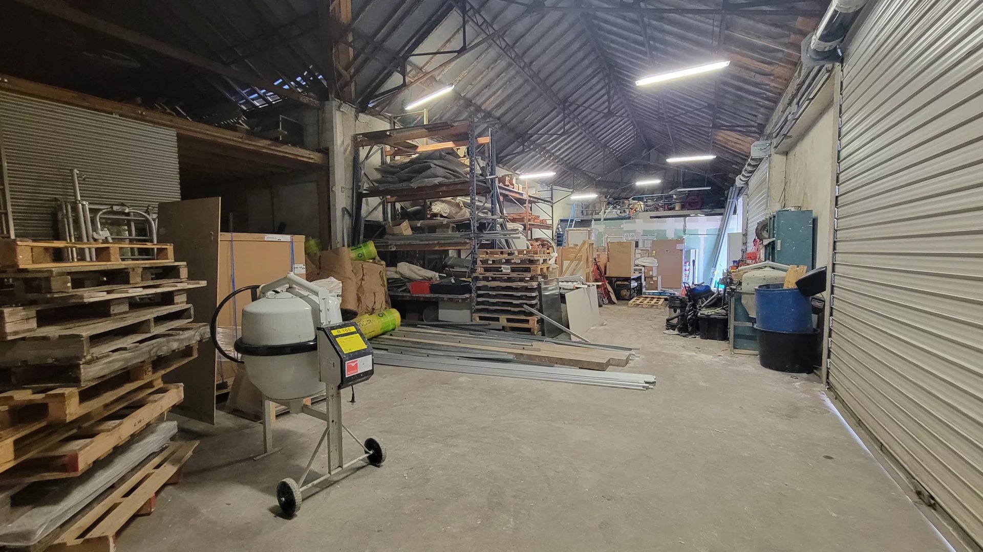 Commercial unit with offices in an ideal location, Poitou-Charentes – France – BVI81233