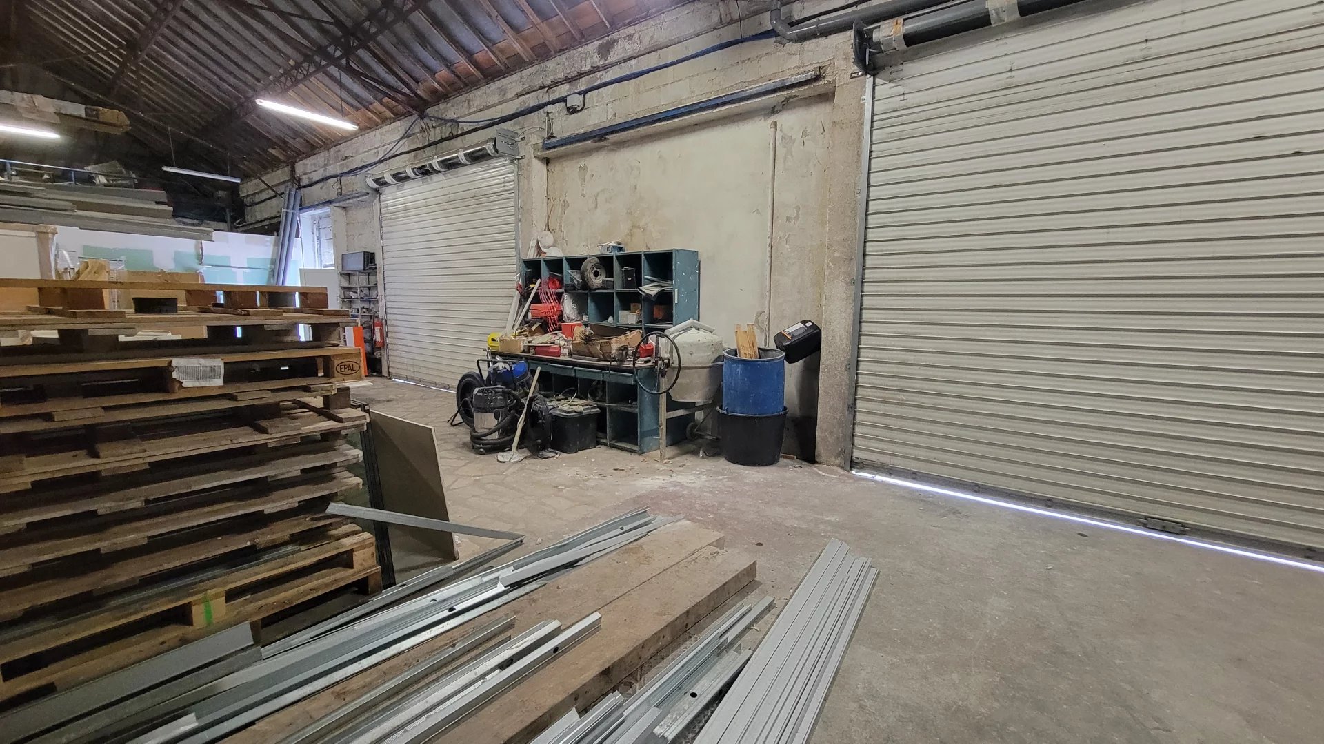 Commercial unit with offices in an ideal location, Poitou-Charentes – France – BVI81233