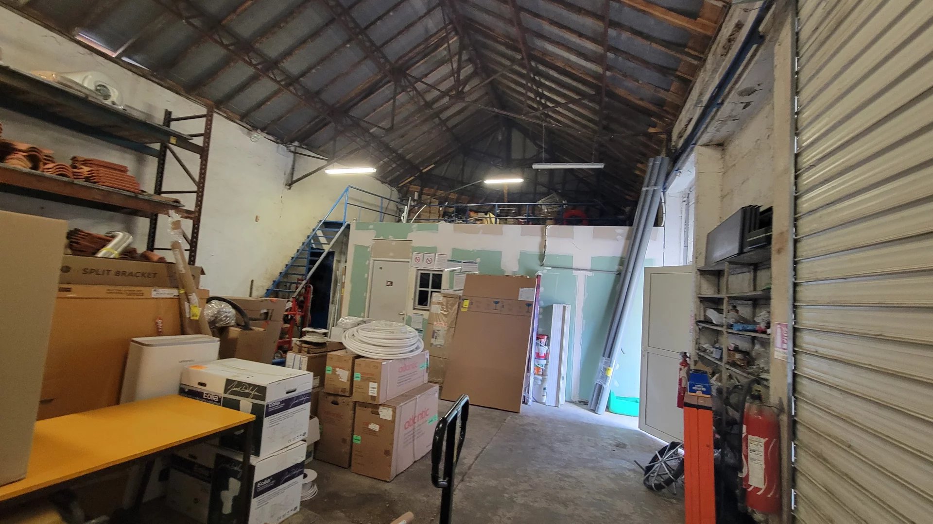 Commercial unit with offices in an ideal location, Poitou-Charentes – France – BVI81233