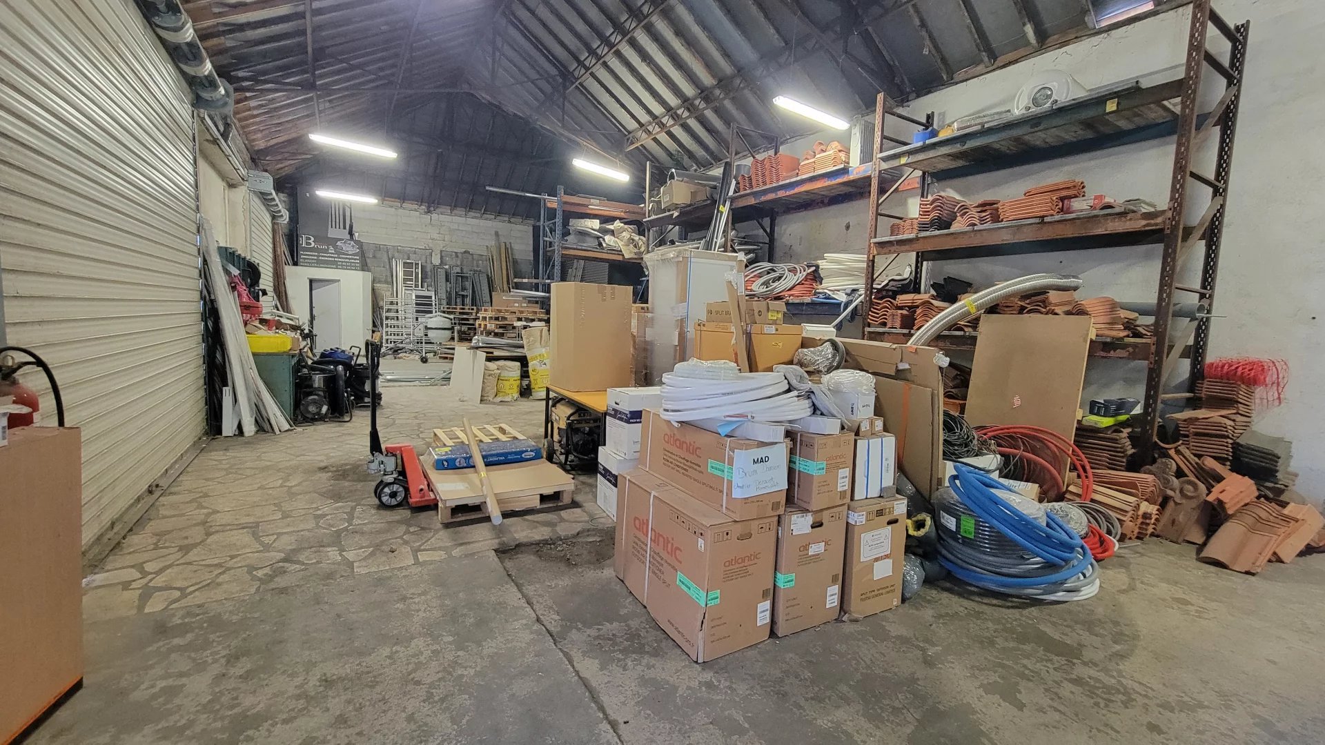 Commercial unit with offices in an ideal location, Poitou-Charentes – France – BVI81233