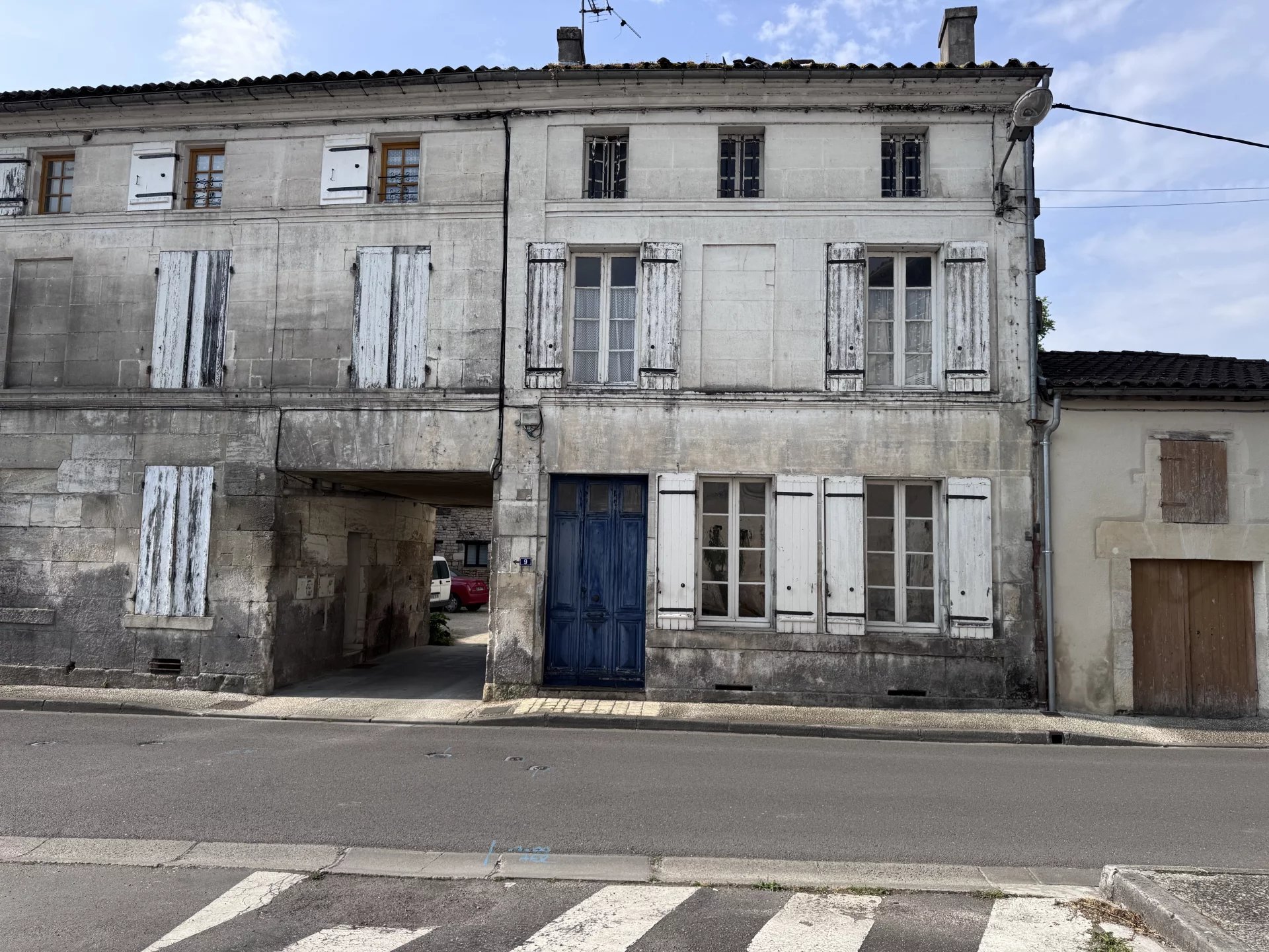Stone townhouse in Jarnac requiring renovation, Poitou-Charentes – France – BVI78095