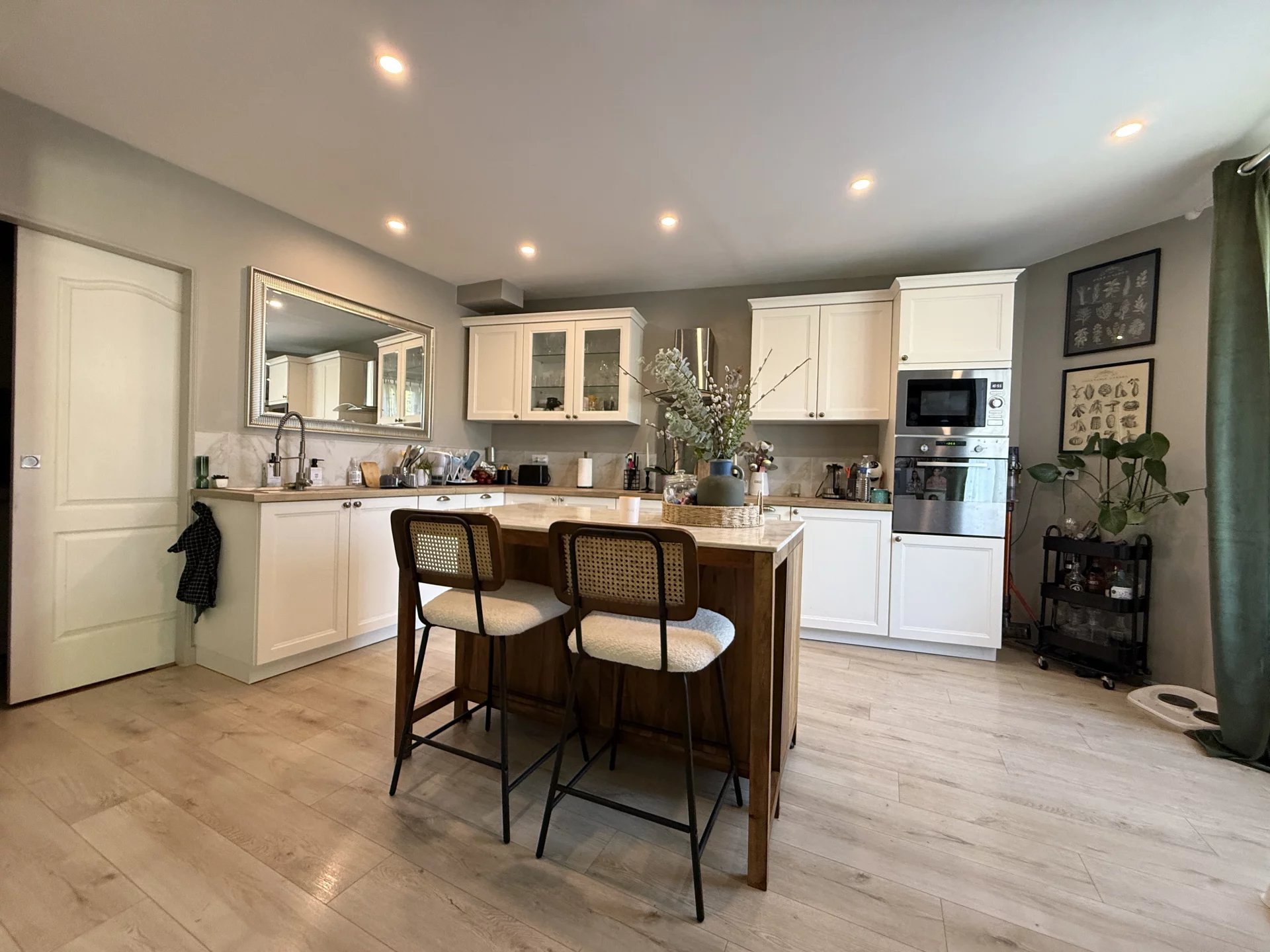 Charming Renovated 3 bedroom Stone Property Between Sauzé-Vaussais and Chef-Boutonne, Poitou-Charentes – France – BVI81326