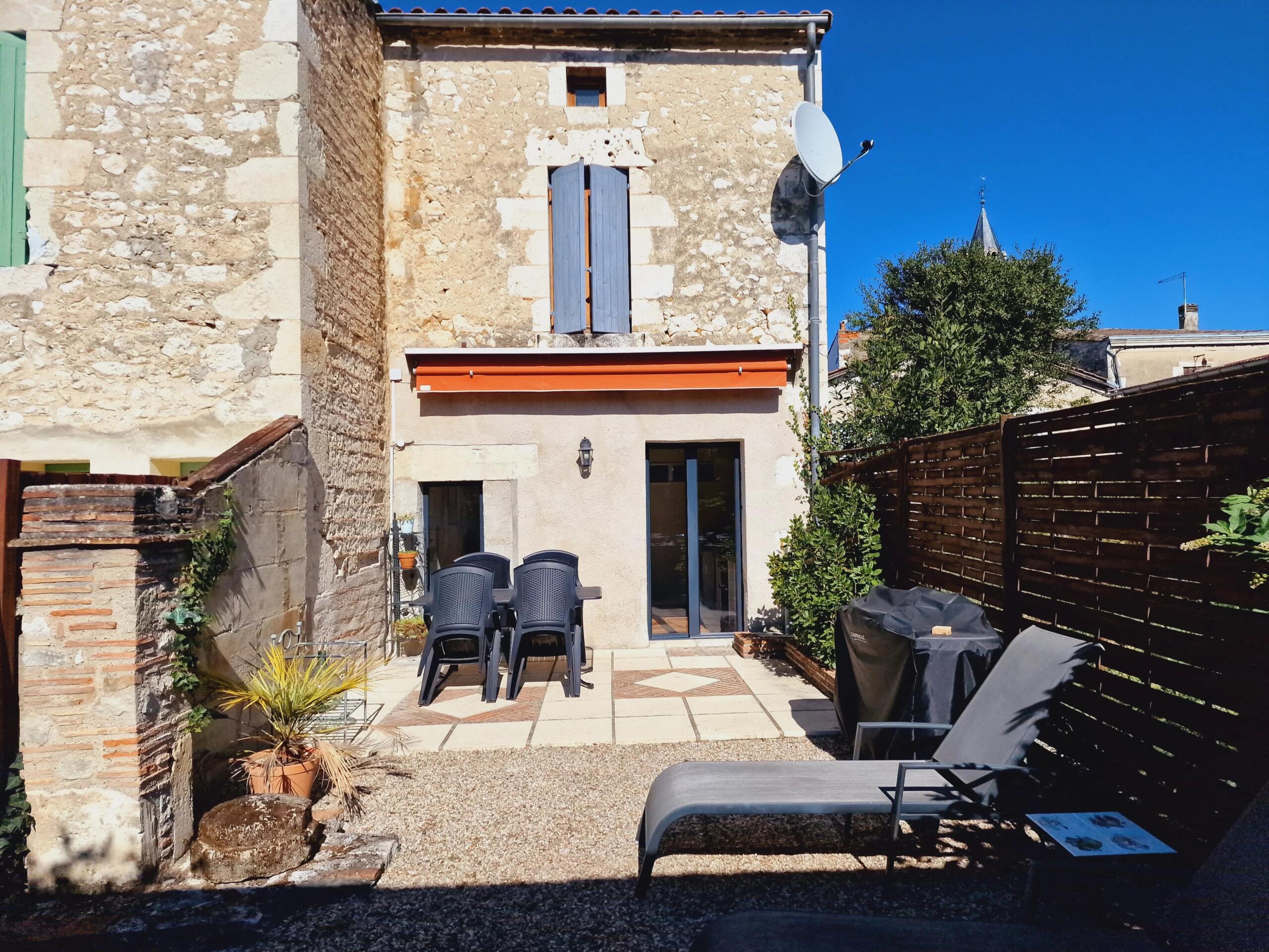 Immaculate fully-renovated charming terraced house with courtyard in Eymet, Aquitaine – France – BVI72484