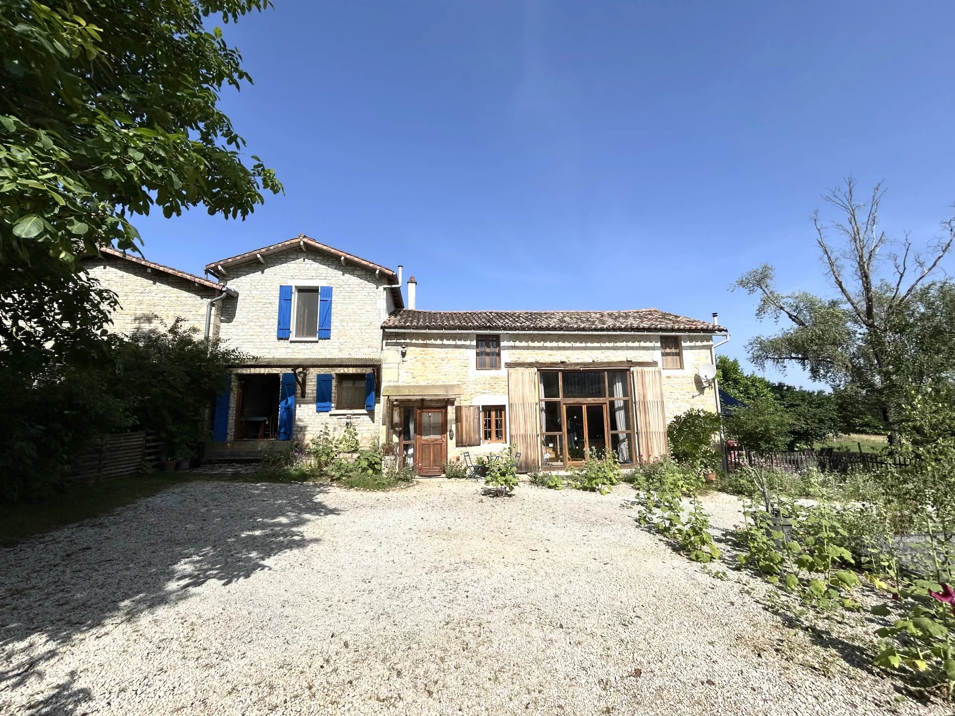 Stunning 7 bedroom property over 2 houses, Poitou-Charentes – France – BVI81451
