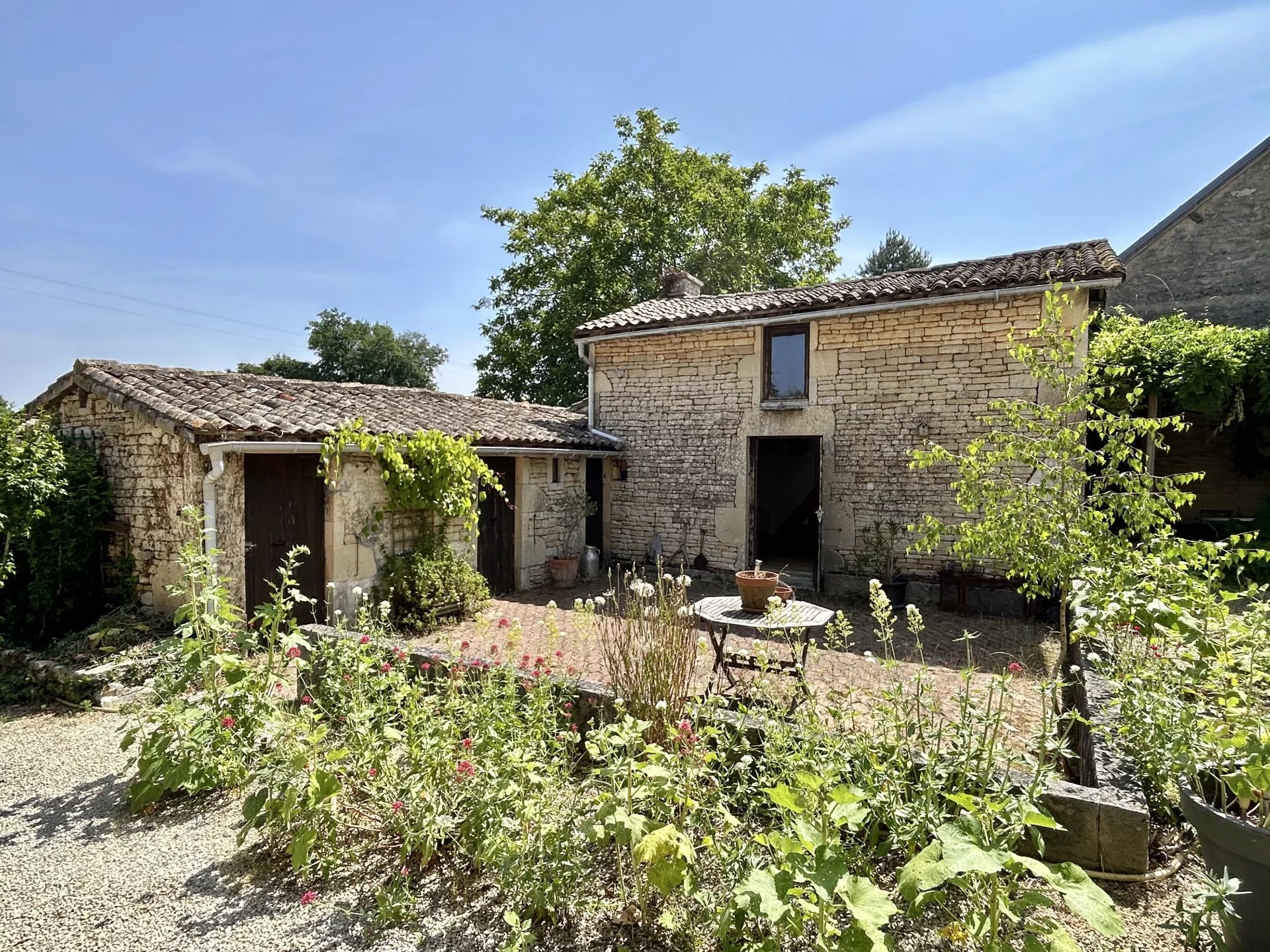 Stunning 7 bedroom property over 2 houses, Poitou-Charentes – France – BVI81451