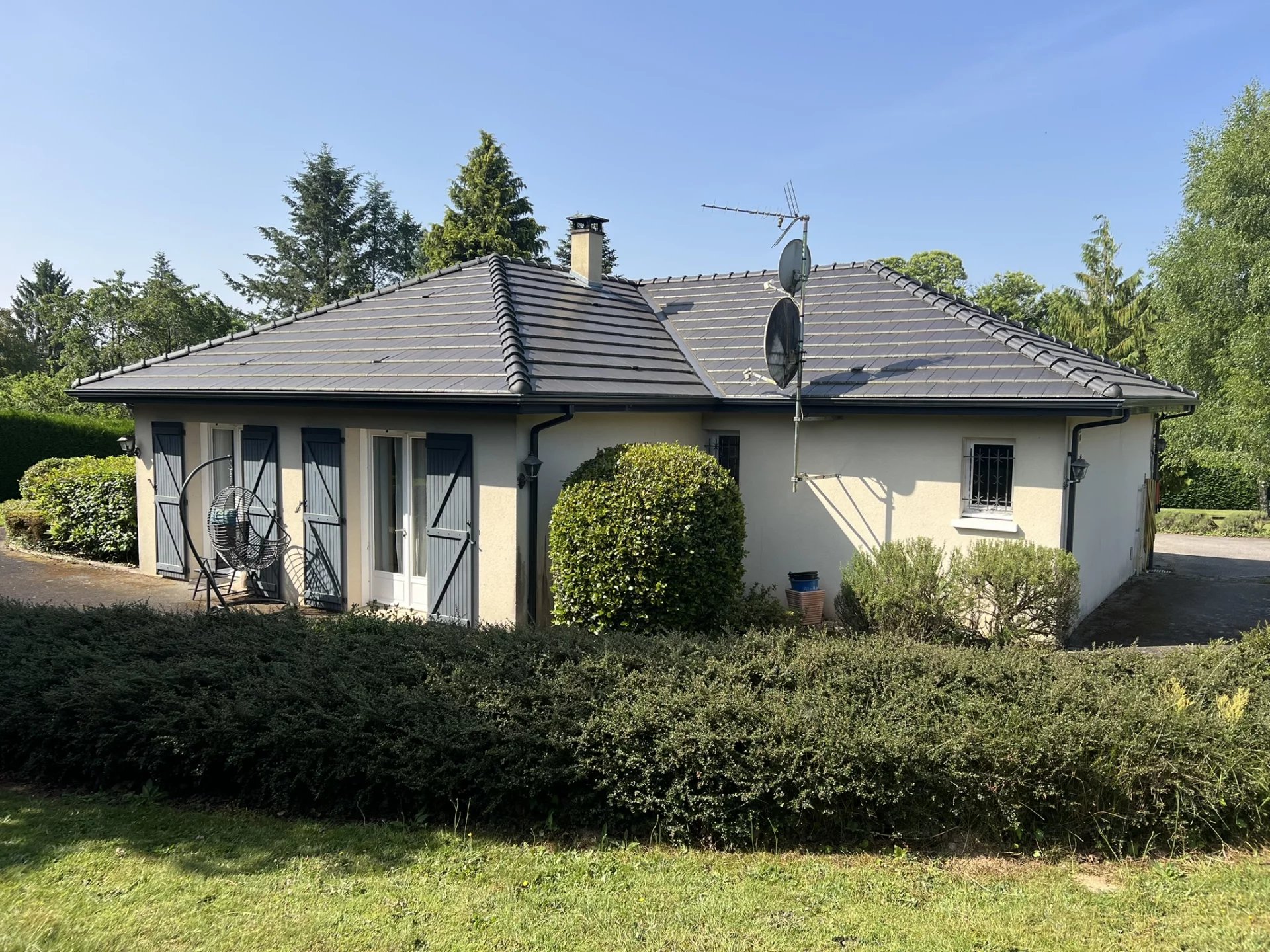 Single storey house 4 bedrooms, swimming pool, pool house, park 5000m2, Limousin – France – BVI81310