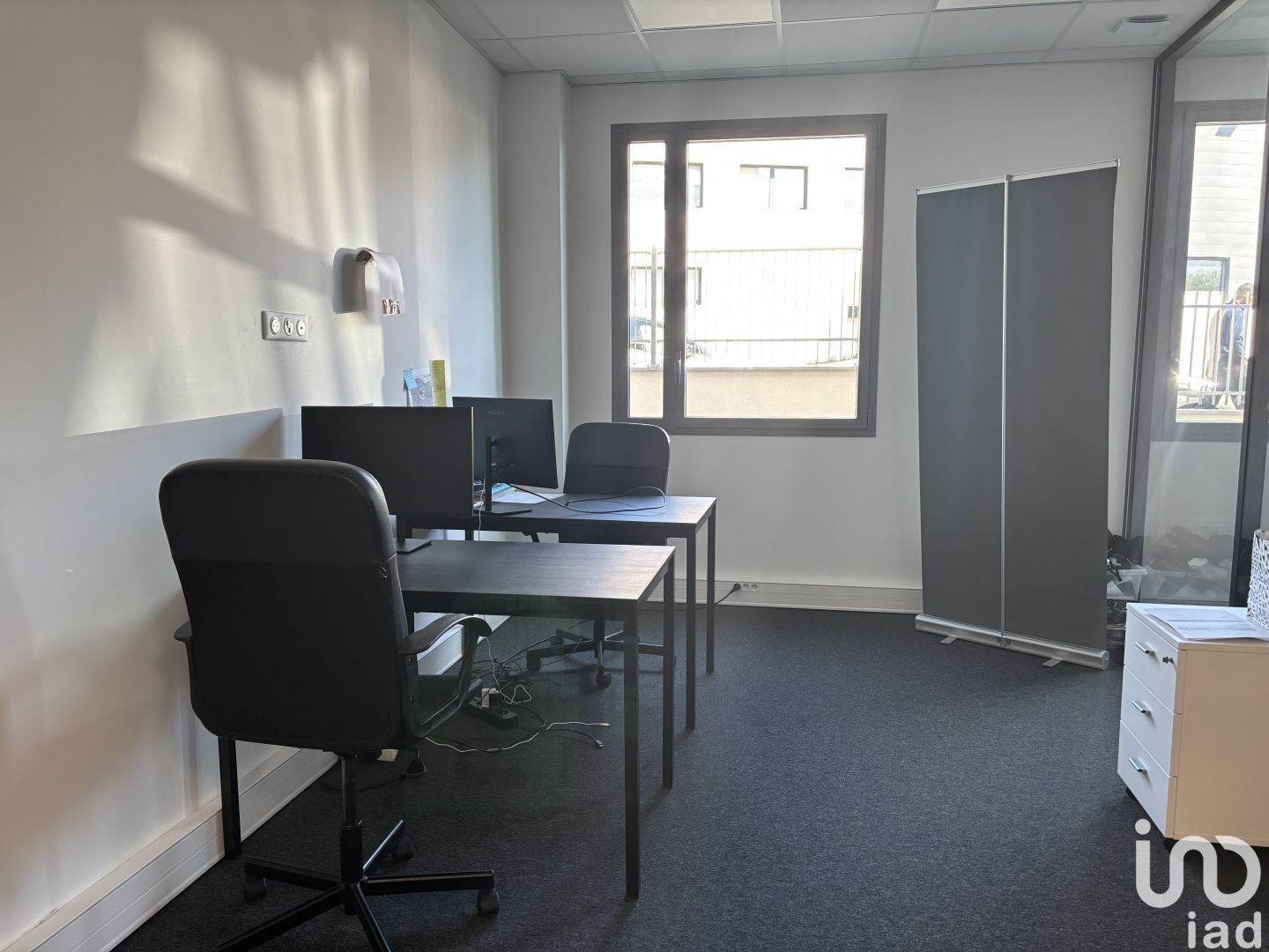 Bureau in Champagne-Au-Mont-d’Or, FR – 1791105