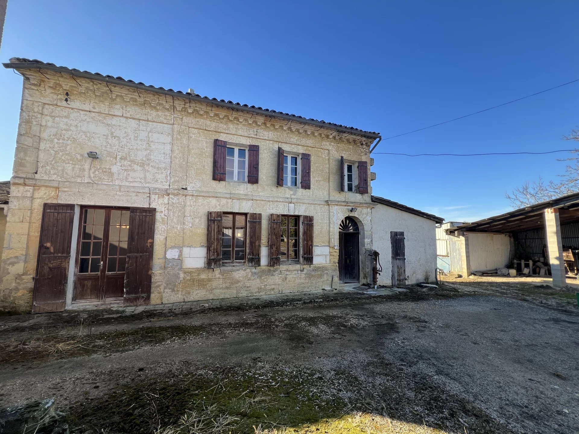 Wine-growing property with stone house to renovate, cellars and garages, Aquitaine – France – BVI78572