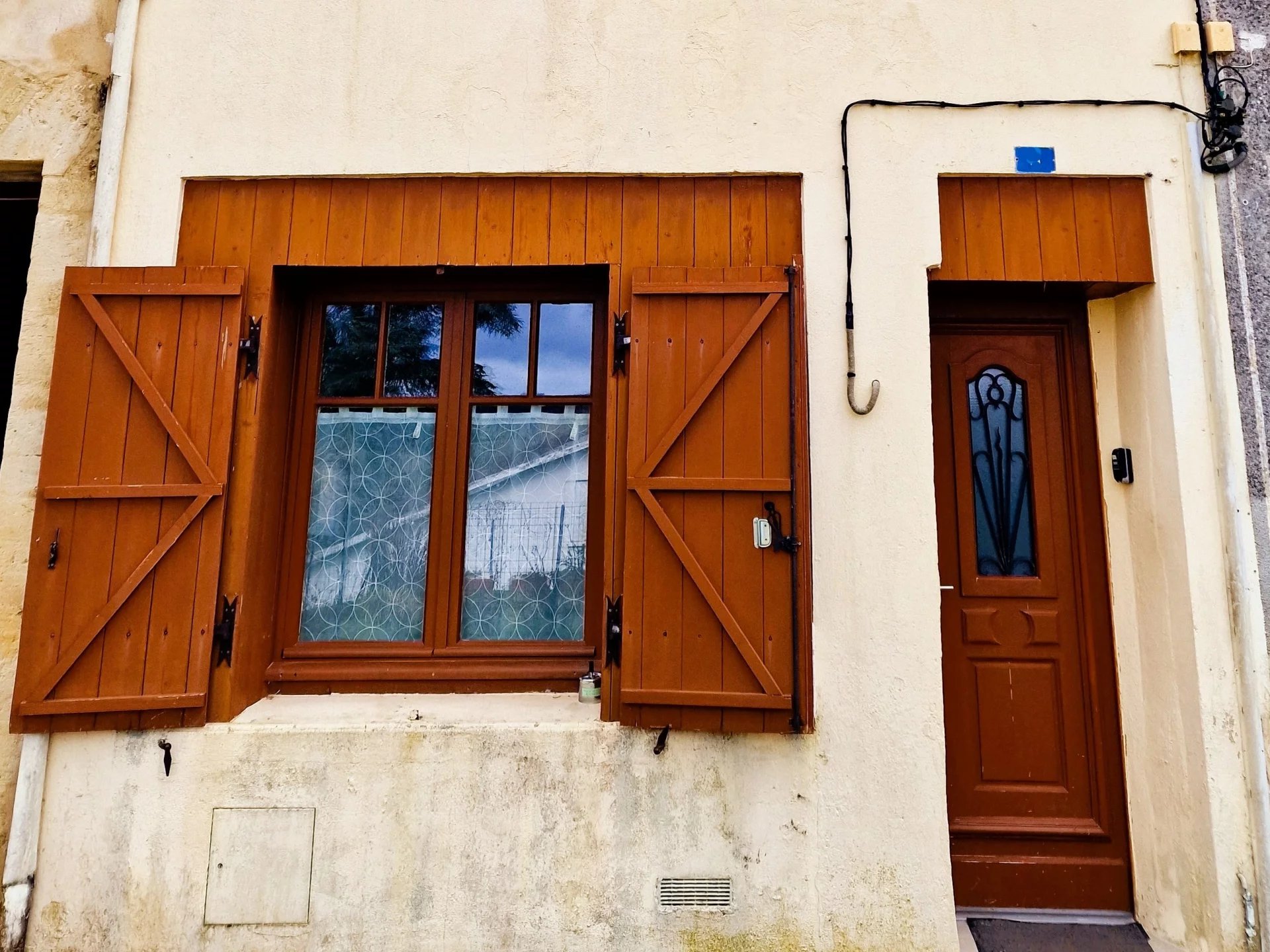 Lock up and leave village house, Aquitaine – France – BVI79592