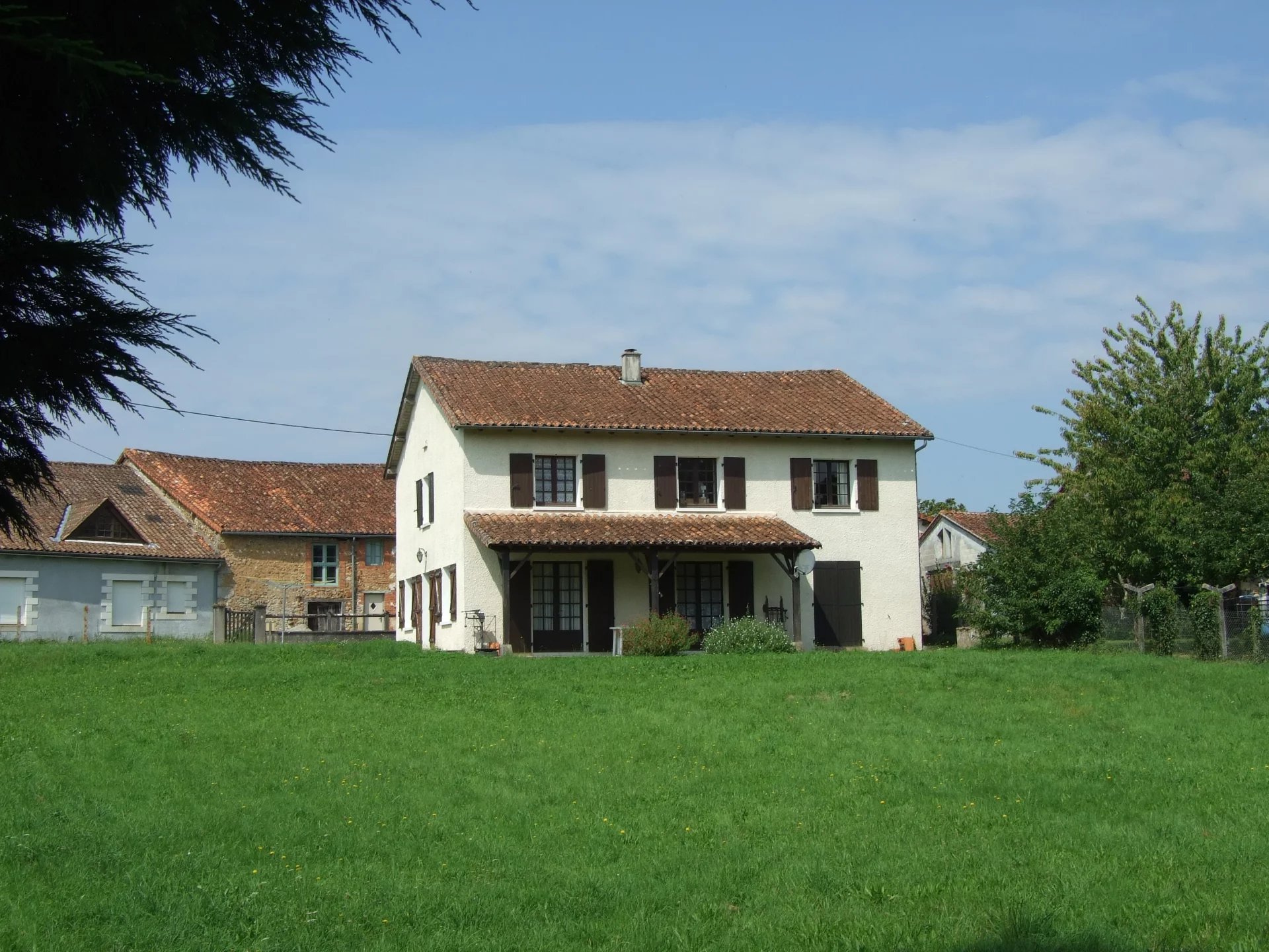 Spacious 5 bedroom Village House with Large Garden, Poitou-Charentes – France – BVI60506