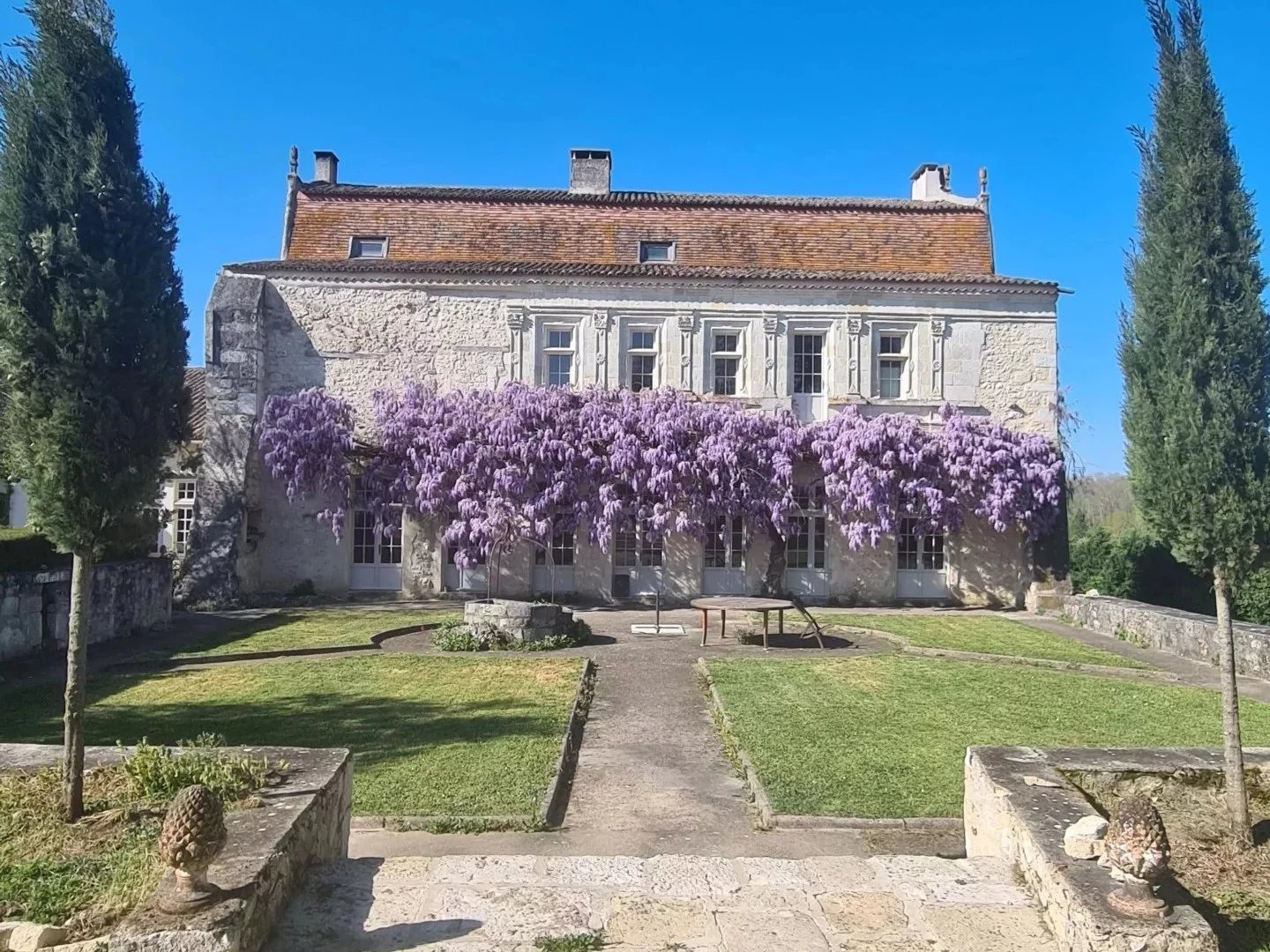 Historically important fortified manor house with guest annexe and large barn, Aquitaine – France – BVI72408