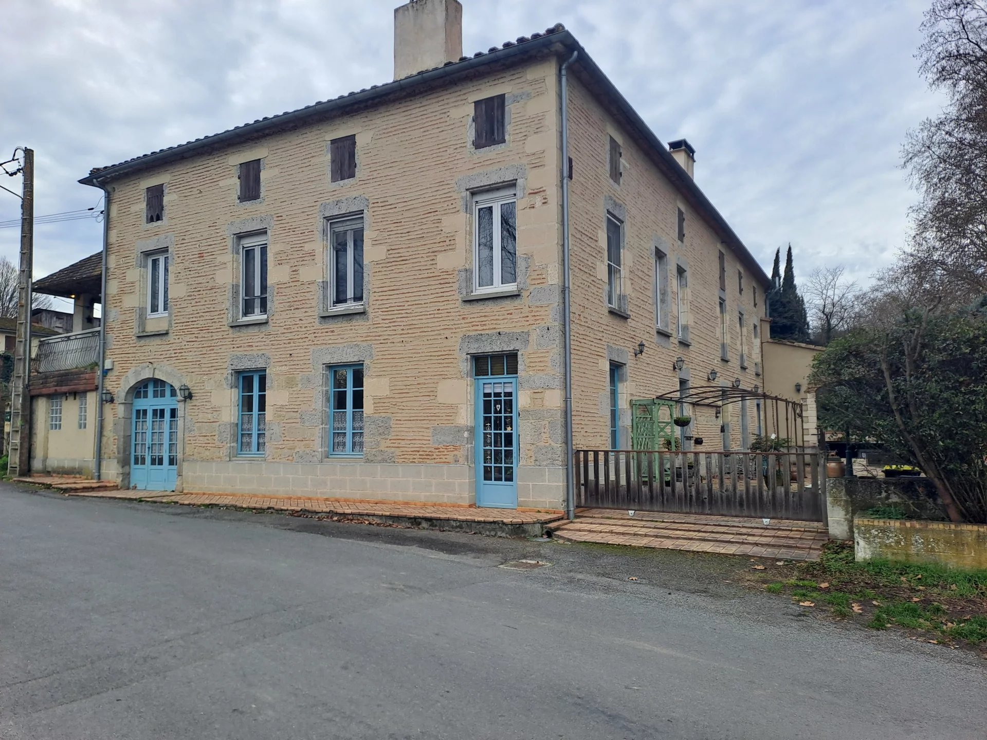 Authentic stone house on the banks of the Canal des Deux Mers, Aquitaine – France – BVI78723