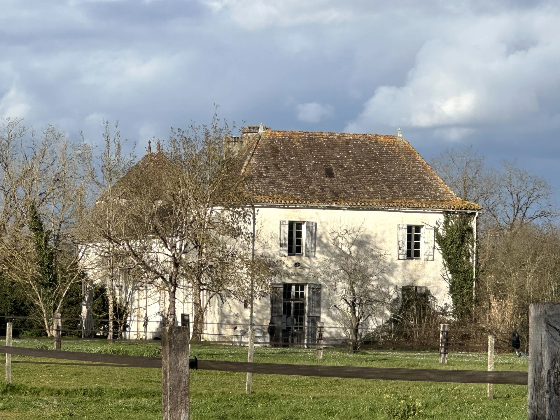 Superb Equestrian Estate with Manor House, Two Annexes, Three Stables, and 25 Hectares of Land Between Bordeaux and Bergerac, Aquitaine – France – BVI79176