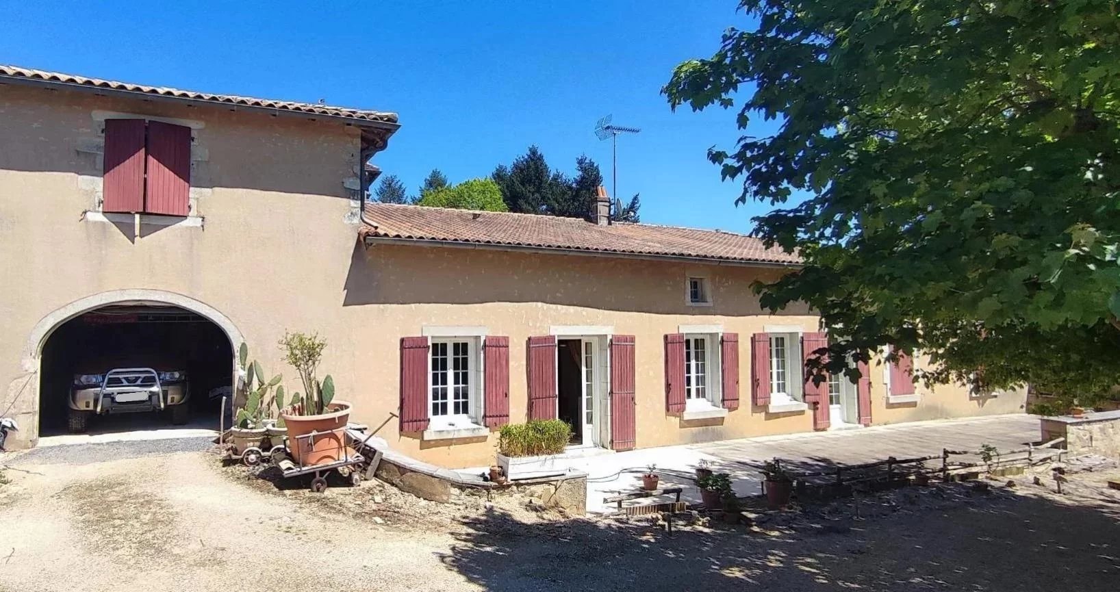 Charming bijoux estate with guest house, swiming pool, landscaped grounds and development potential, Poitou-Charentes – France – BVI75396