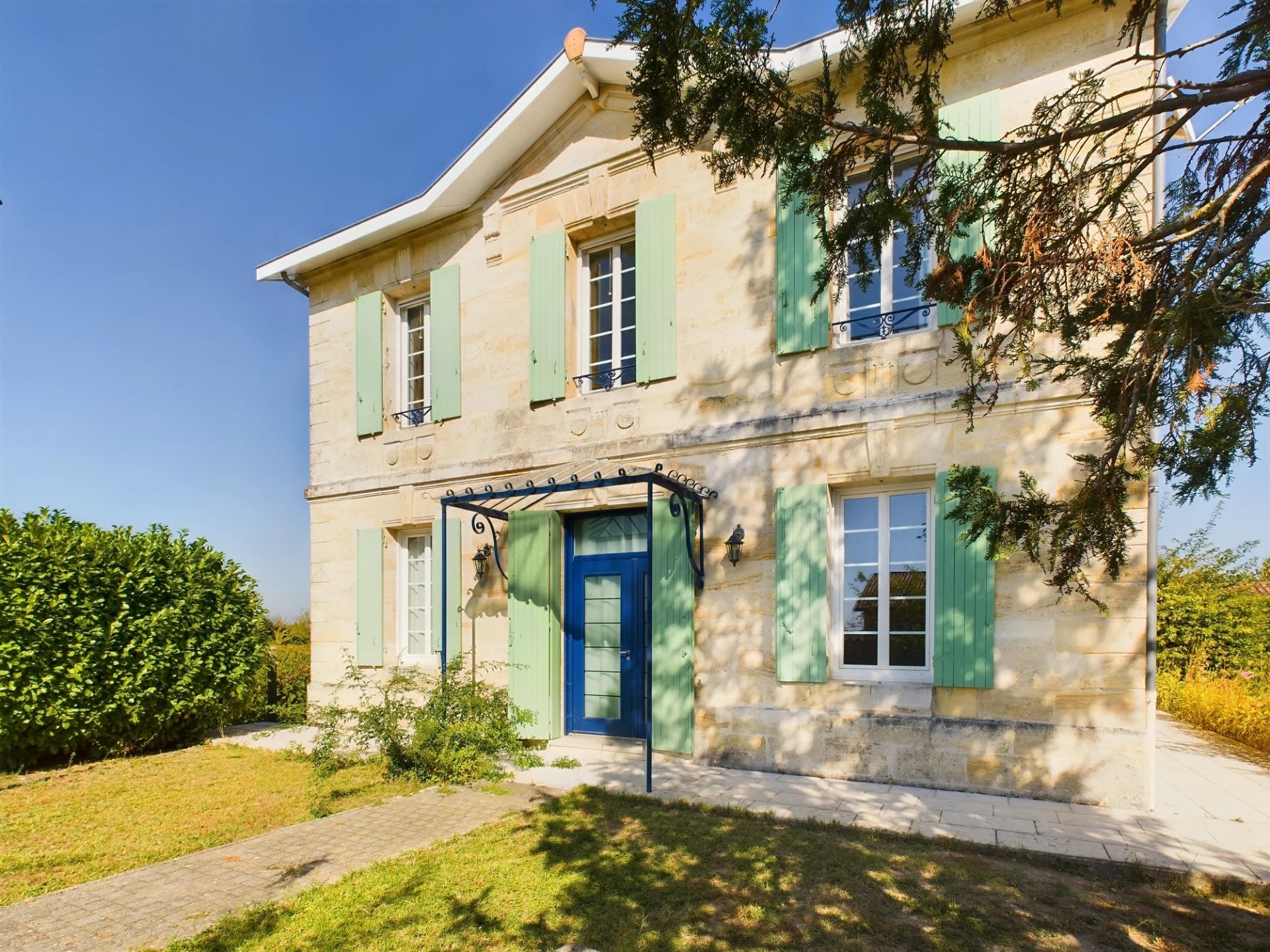 Country house set among vineyards just 45 minutes from Bordeaux, Aquitaine – France – BVI67892