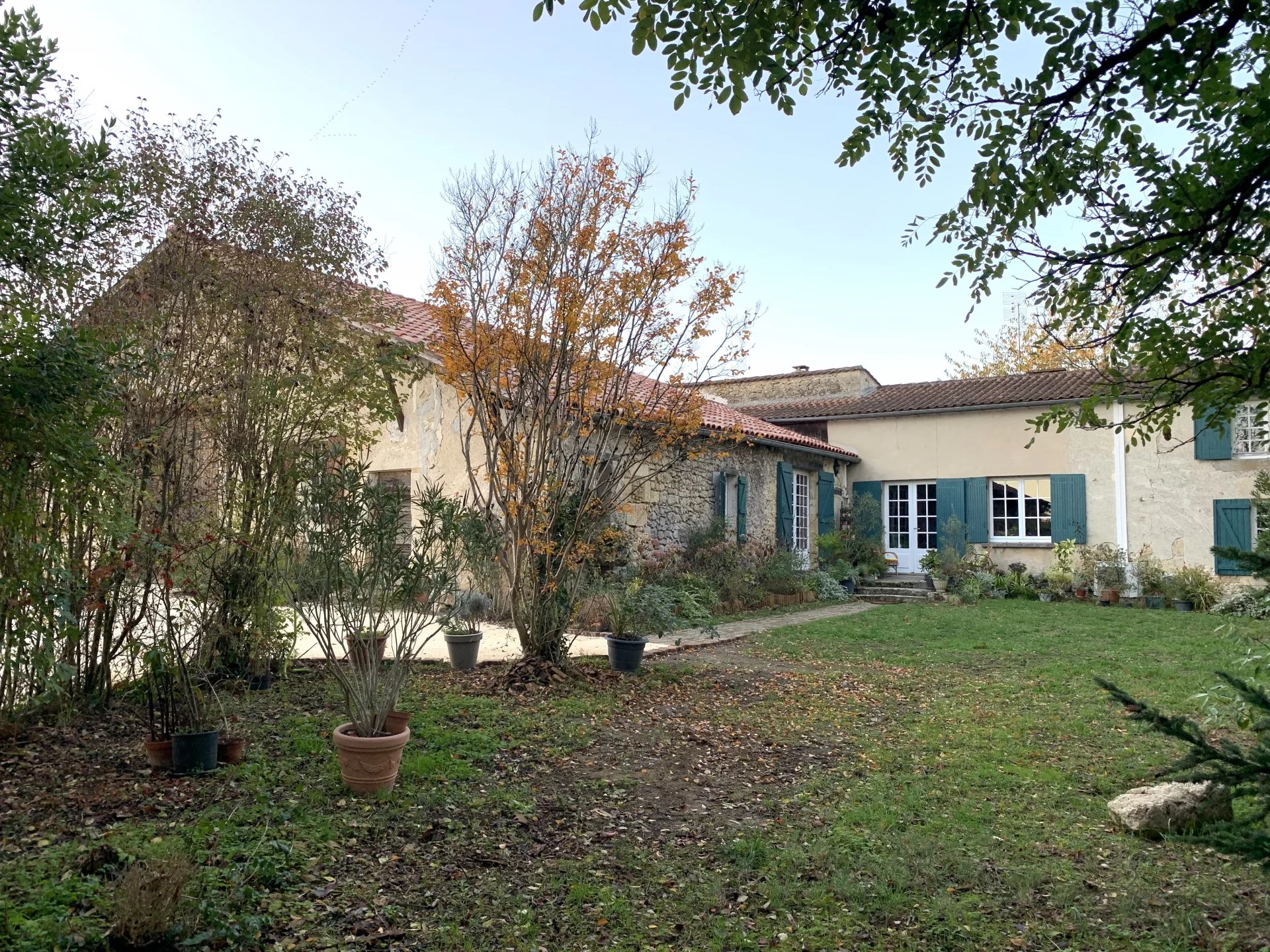 19th Century Country Farmhouse at the edge of village, within 1hr of Bordeaux, Aquitaine – France – BVI67527
