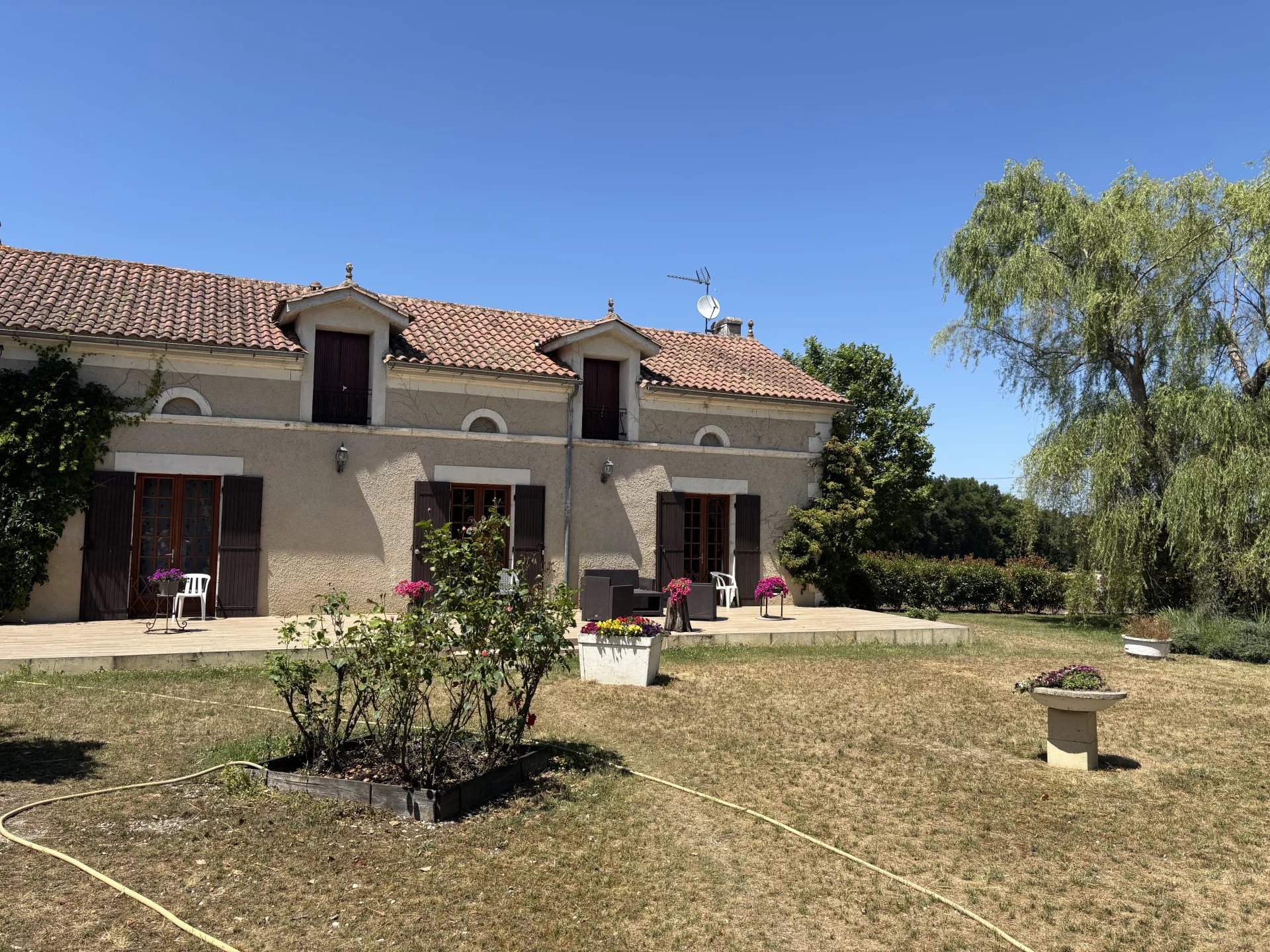 Superbly located family home with extensive views, Aquitaine – France – BVI81172