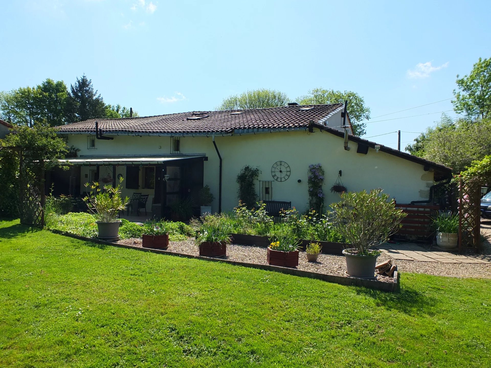 Charming Country Retreat with Space, Style & Sunshine, Poitou-Charentes – France – BVI80733
