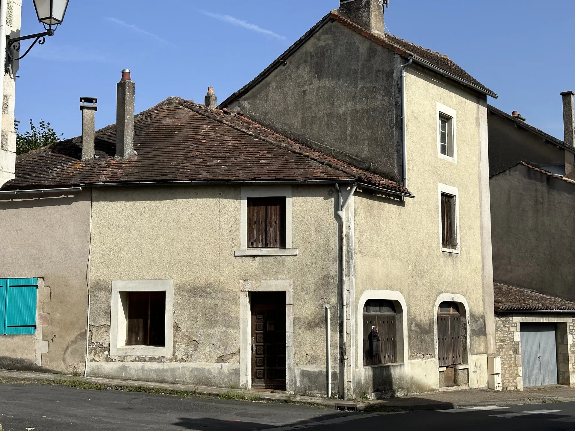 Property with renovation potential in perfect village, Poitou-Charentes – France – BVI70420