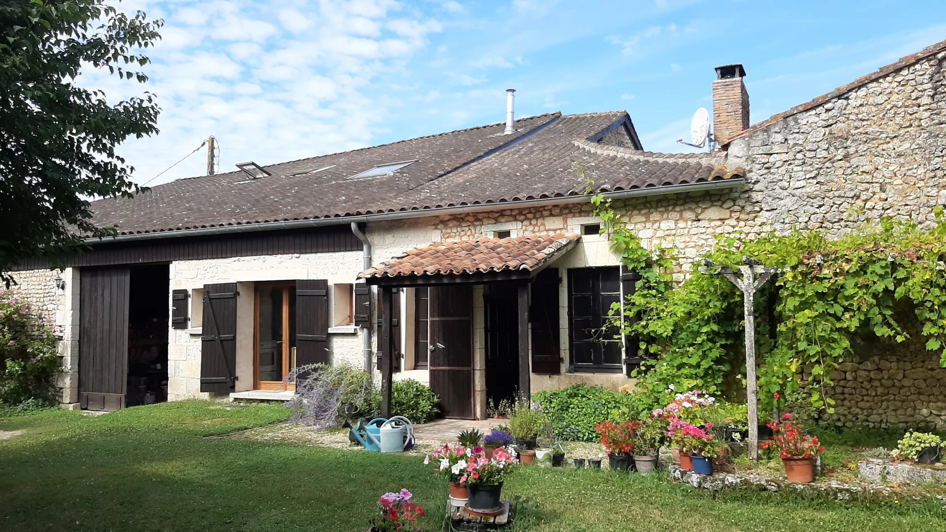 Character stone house with large barn and pretty garden, Aquitaine – France – BVI70475