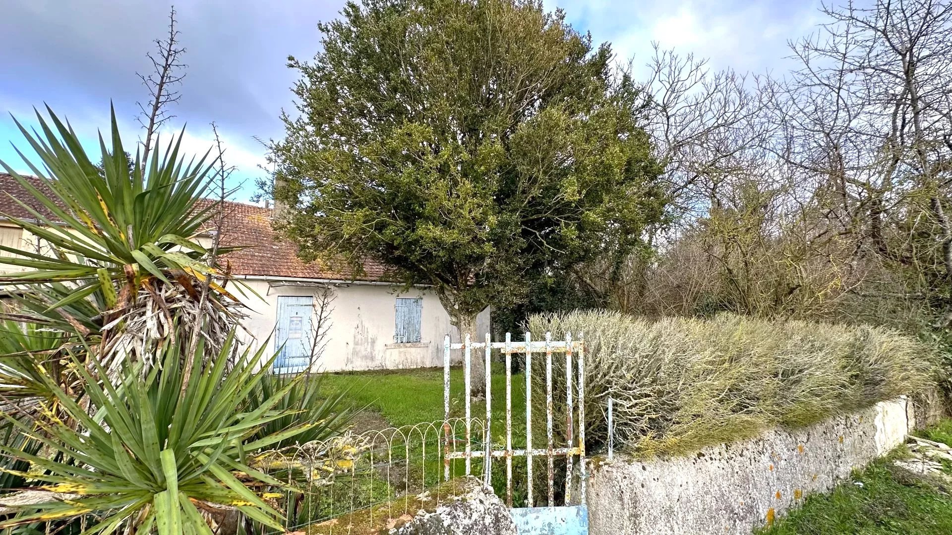 Renovation project in a quiet hamlet, Poitou-Charentes – France – BVI68293